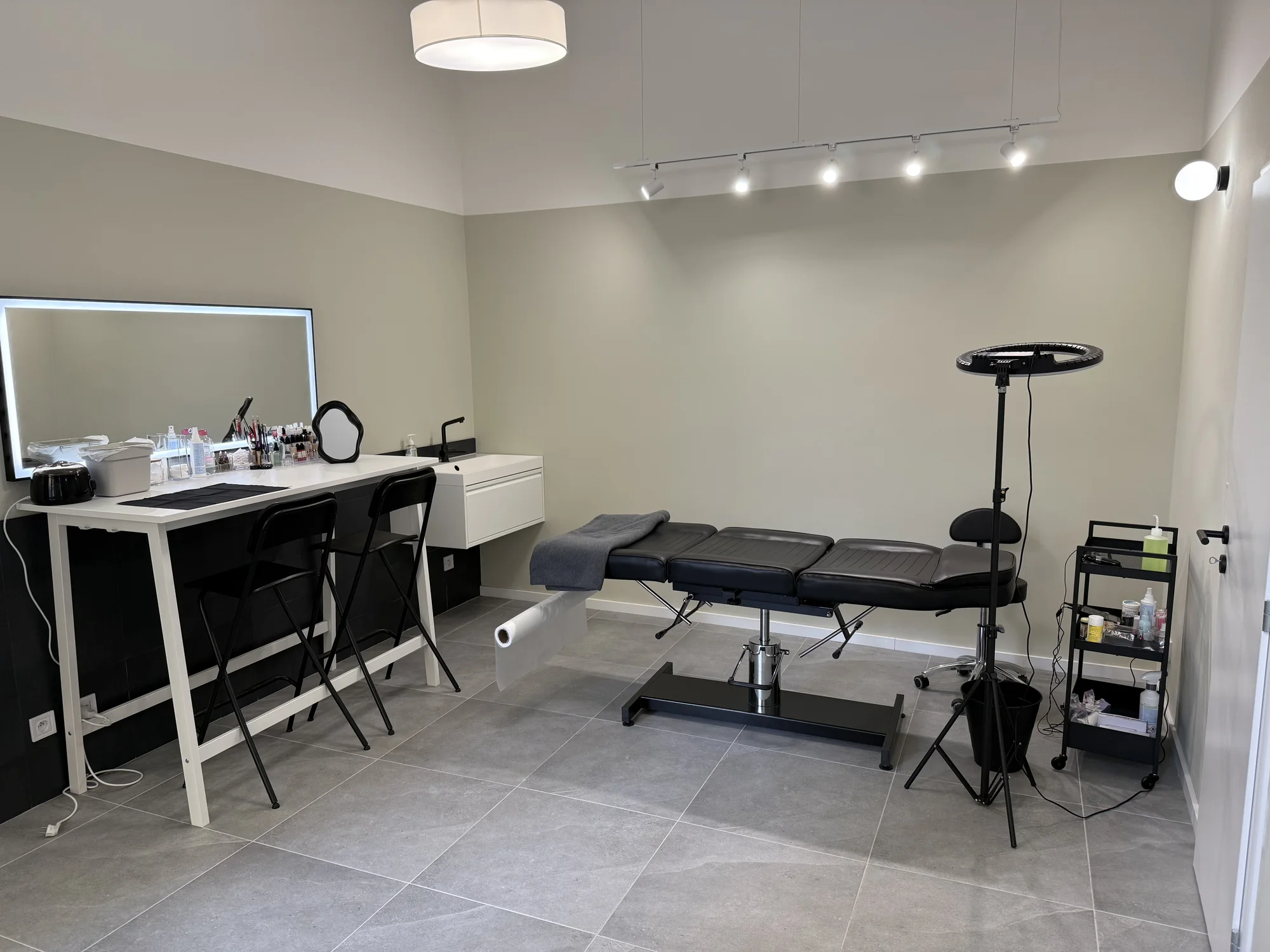 Permanentní make-up meziřasové linky, rtů či obočí pudrovou metodou