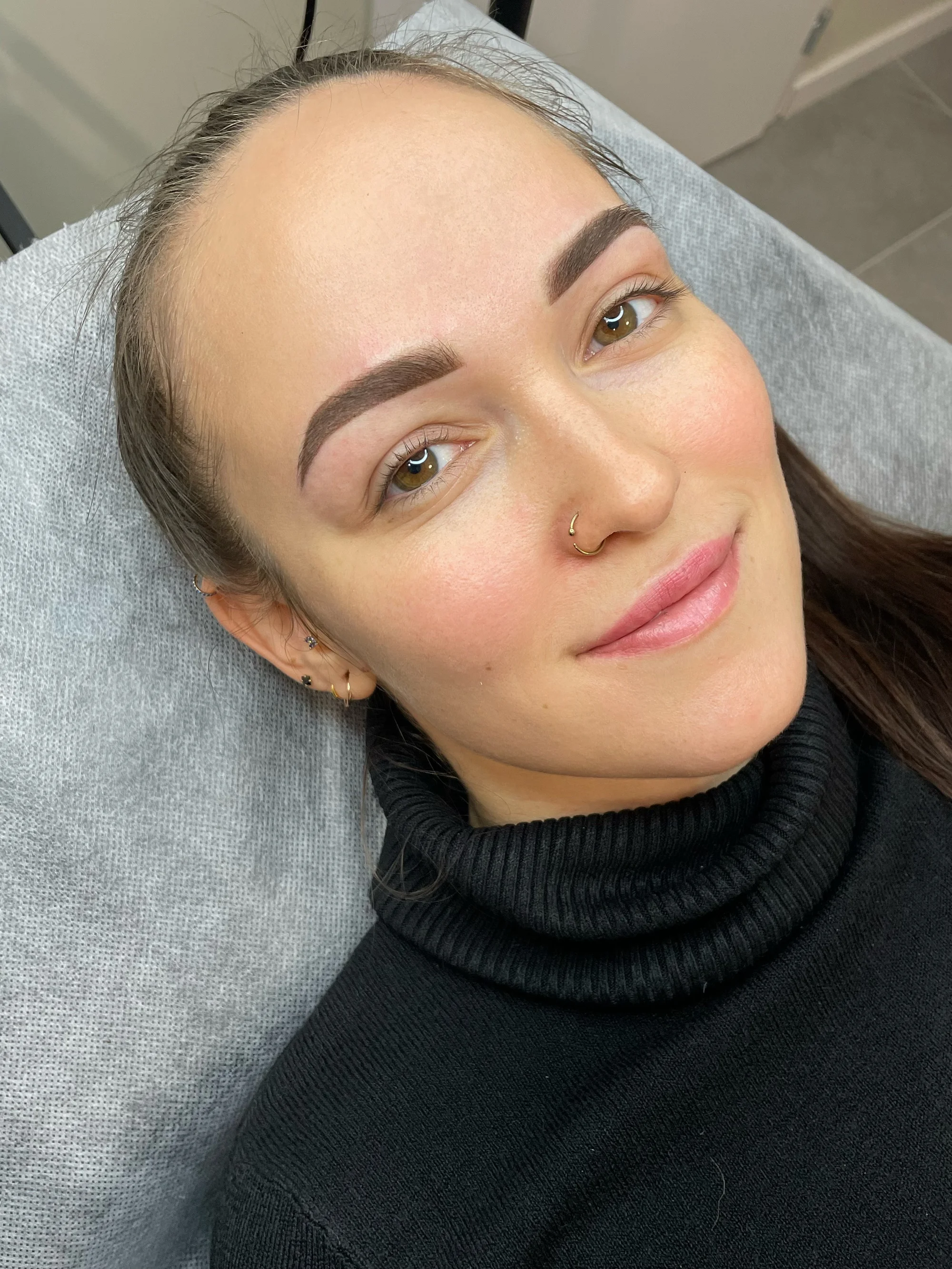 Permanentní make-up meziřasové linky, rtů či obočí pudrovou metodou