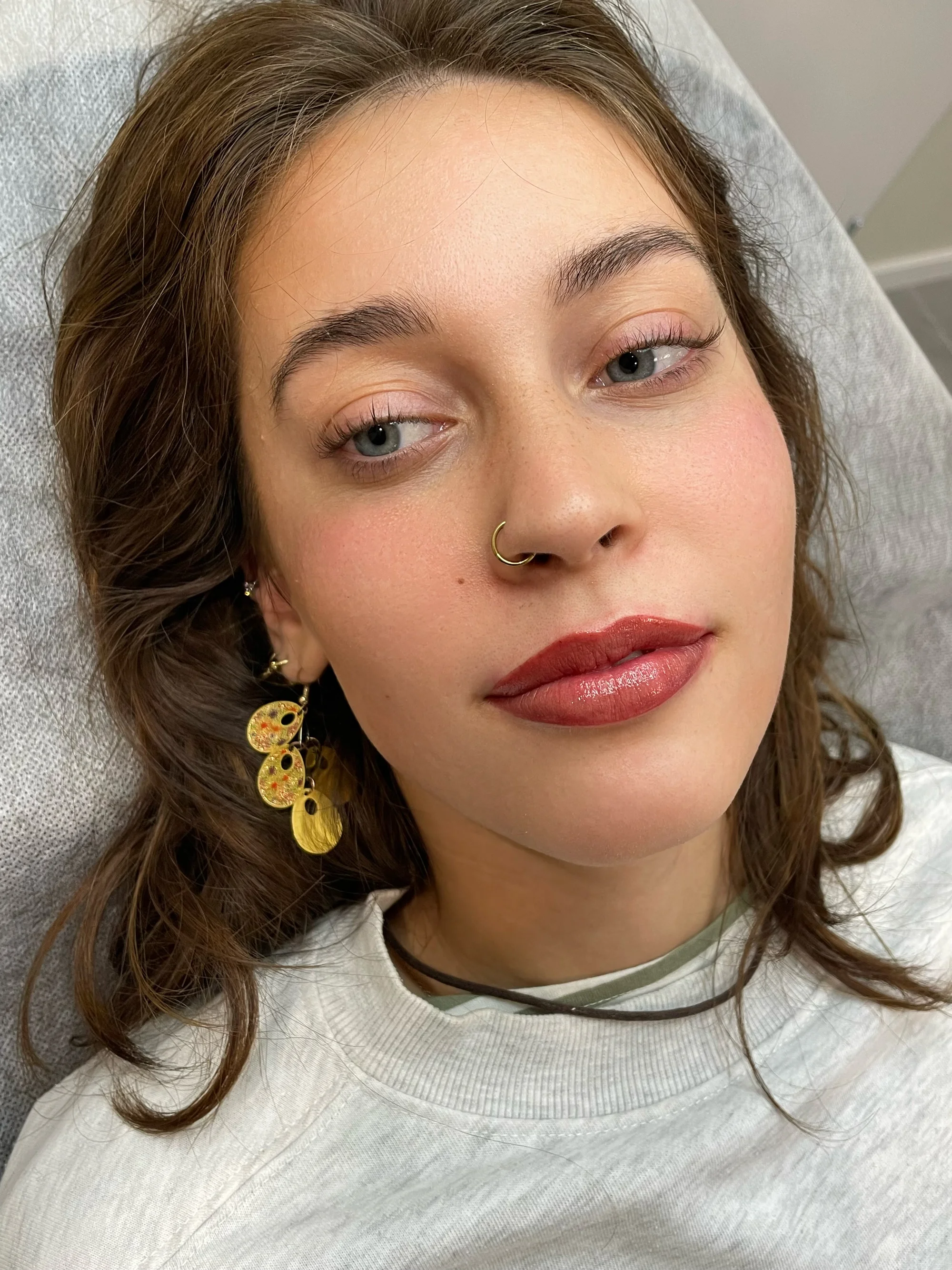 Permanentní make-up meziřasové linky, rtů či obočí pudrovou metodou