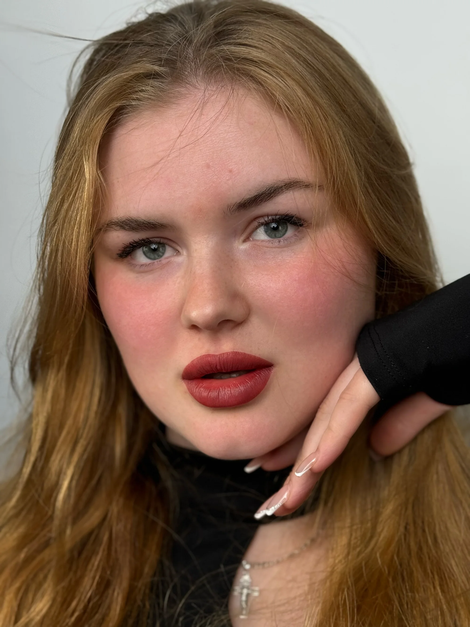 Permanentní make-up meziřasové linky, rtů či obočí pudrovou metodou