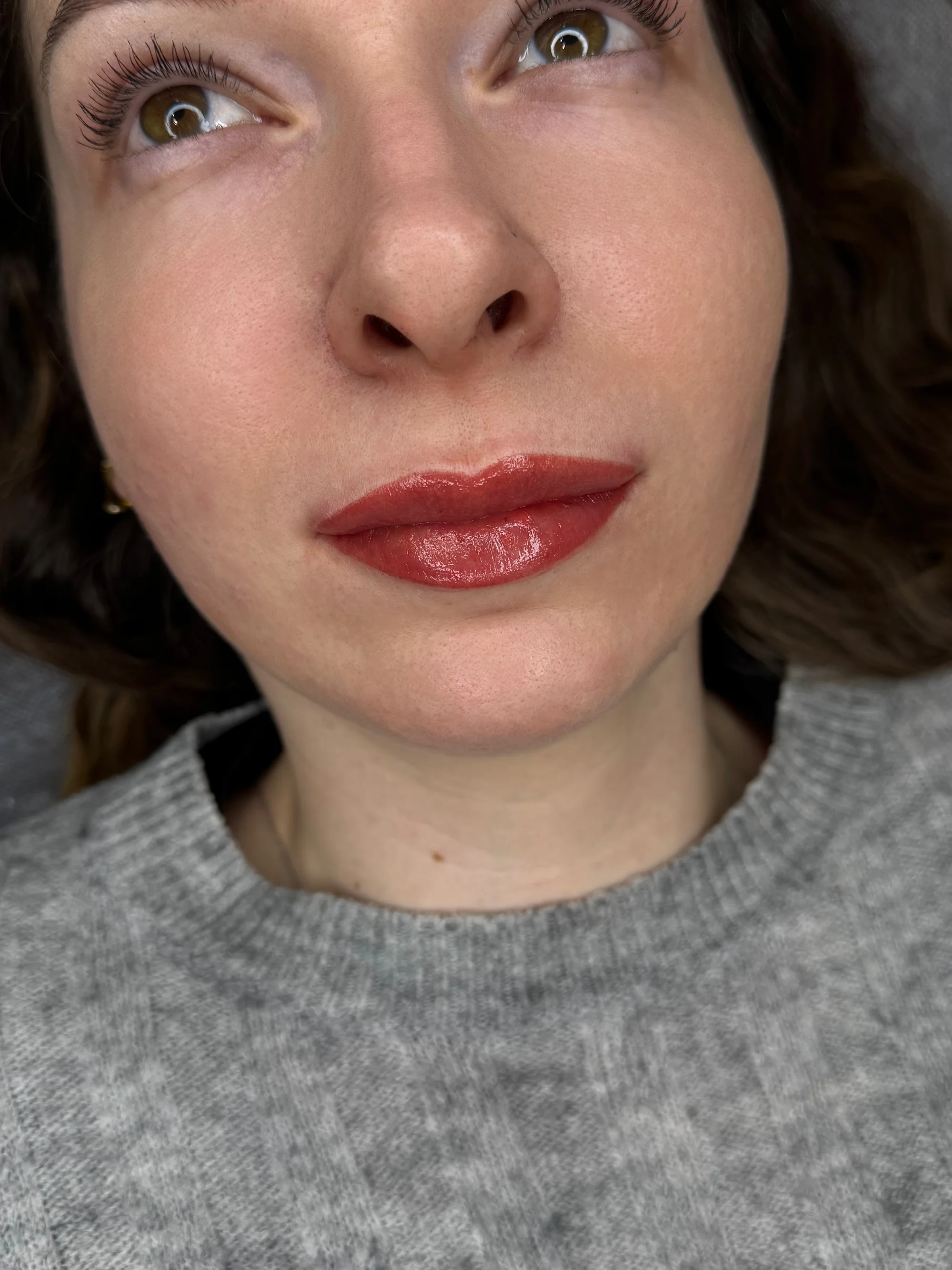 Permanentní make-up meziřasové linky, rtů či obočí pudrovou metodou
