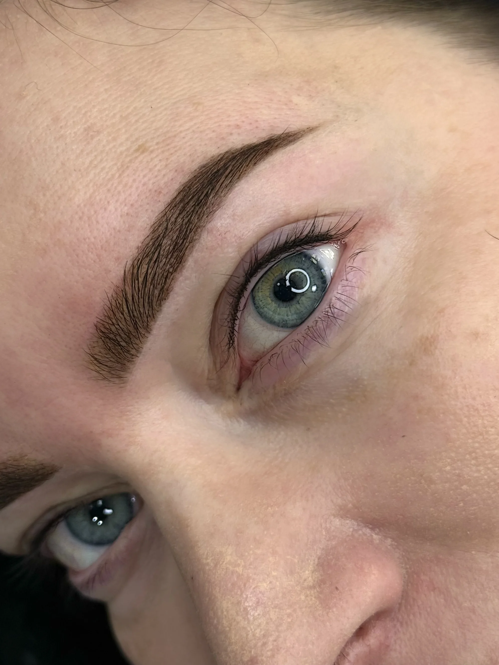 Permanentní make-up meziřasové linky, rtů či obočí pudrovou metodou
