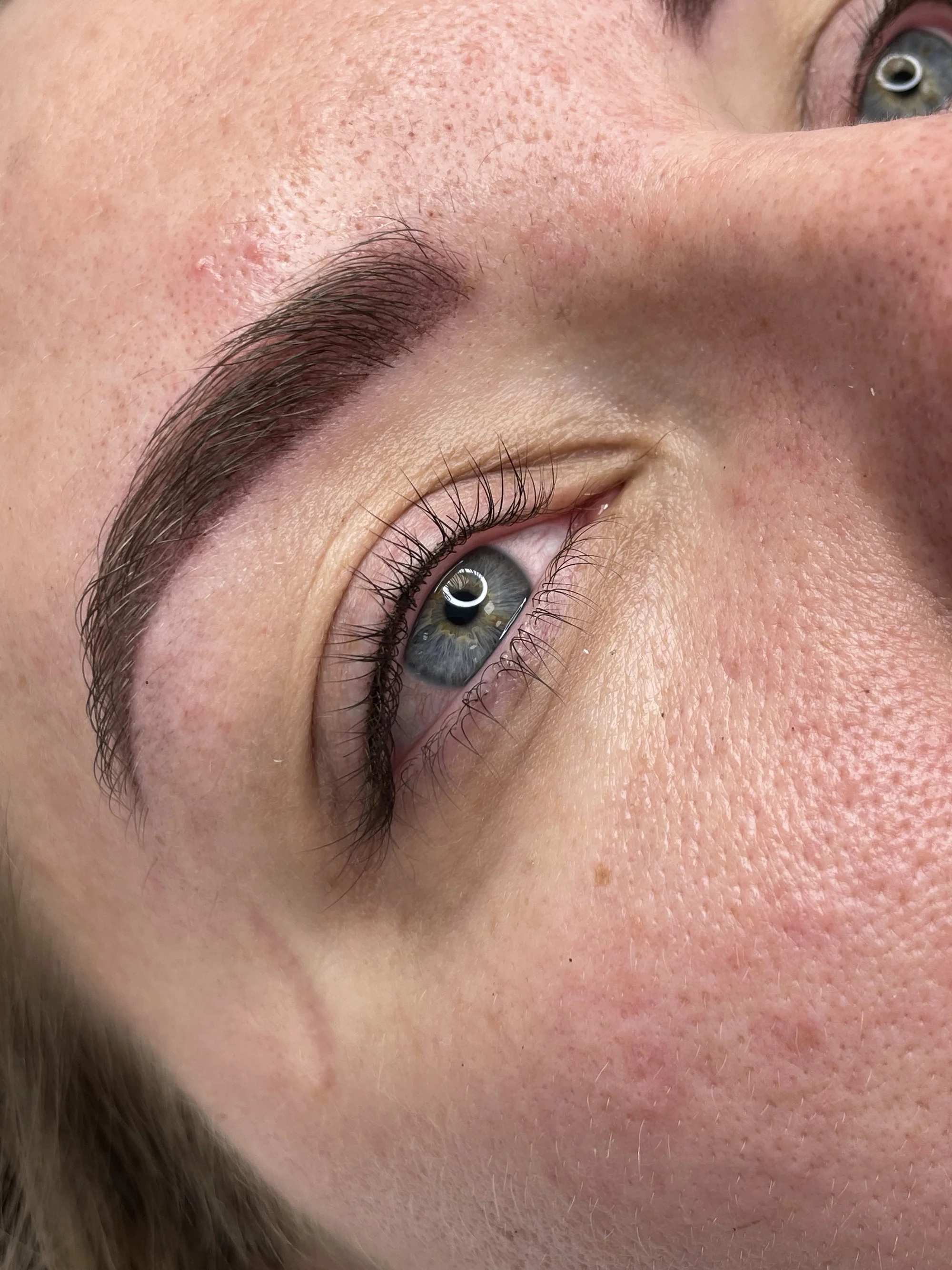 Permanentní make-up meziřasové linky, rtů či obočí pudrovou metodou