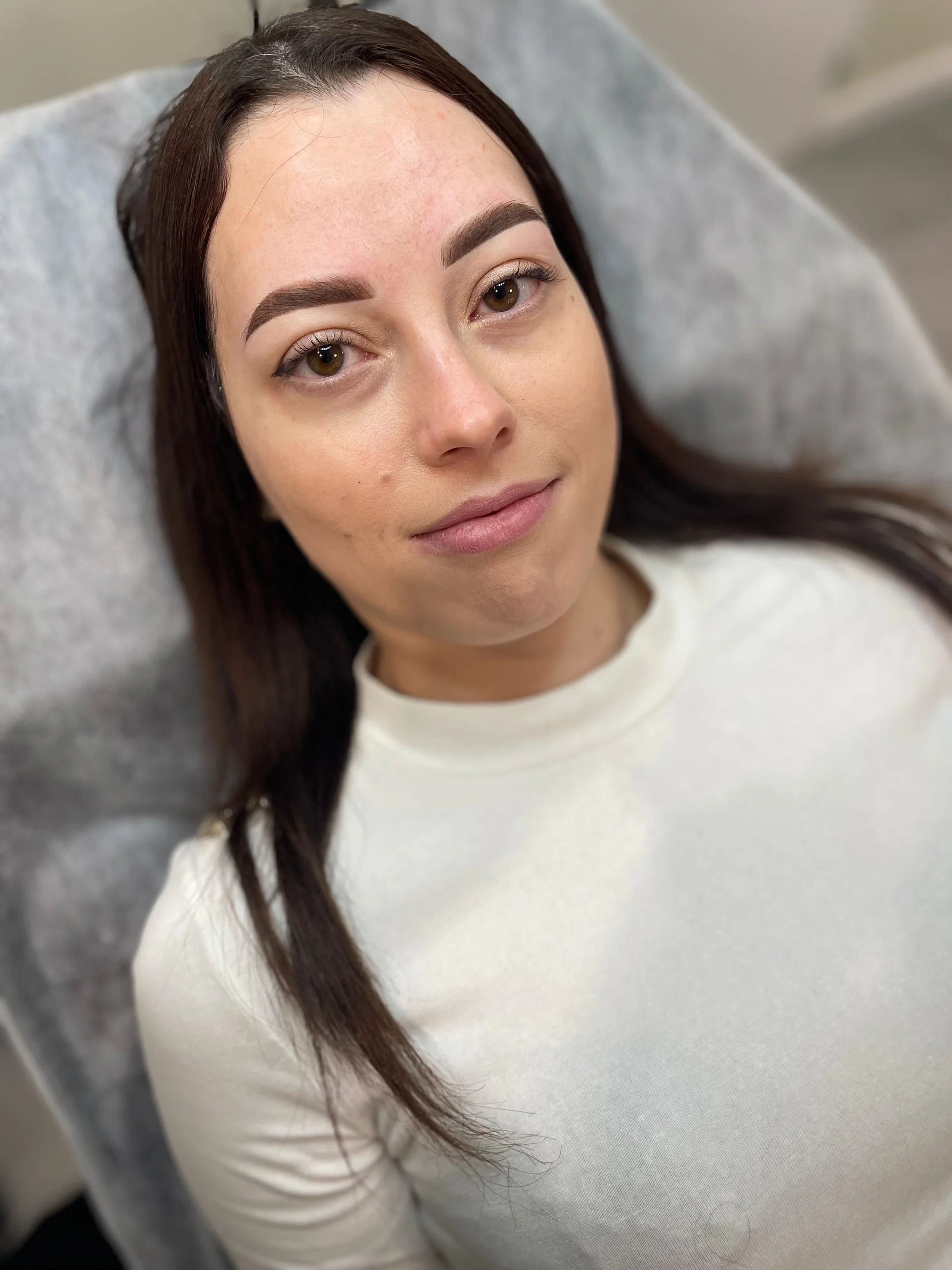 Permanentní make-up meziřasové linky, rtů či obočí pudrovou metodou
