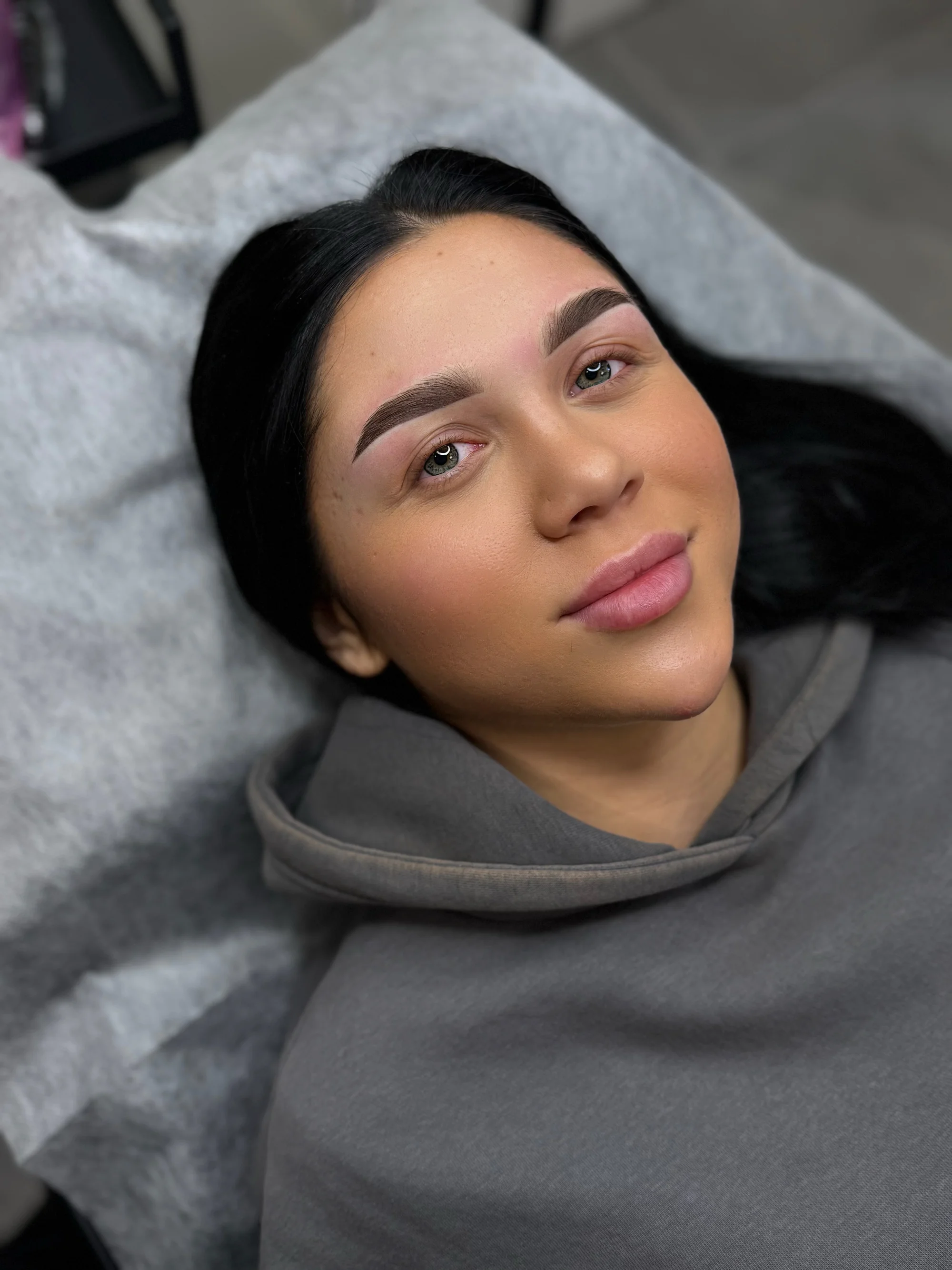 Permanentní make-up meziřasové linky, rtů či obočí pudrovou metodou