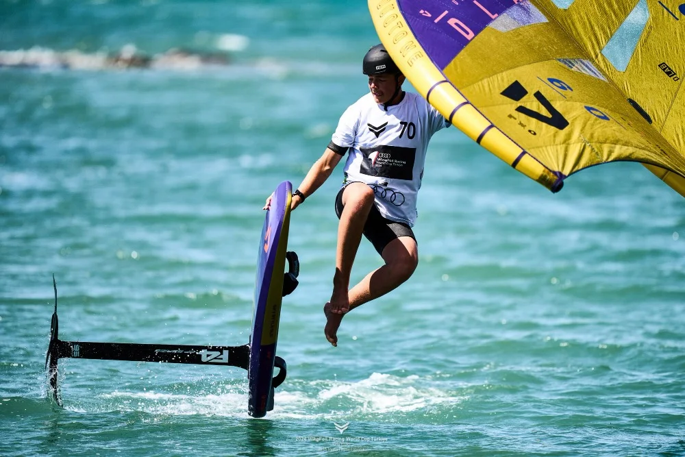 Vyzkoušejte wing-surfing: 2hod. kurz vč. zapůjčení vybavení pro 1 či 2 osoby