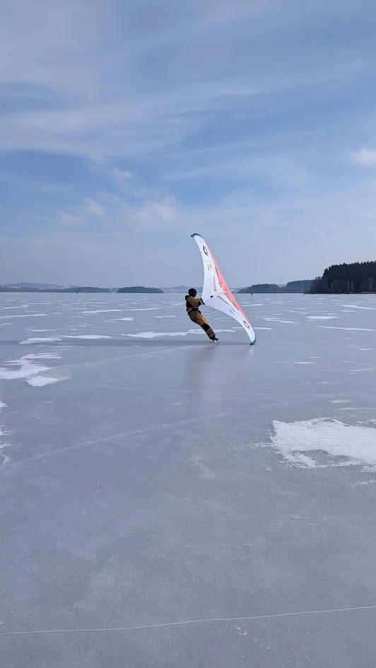 Vyzkoušejte wing-surfing: 2hod. kurz vč. zapůjčení vybavení pro 1 či 2 osoby