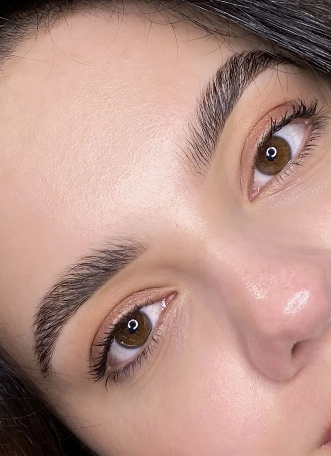 Dopřejte si oslnivý pohled: úprava obočí vč. barvení, lash lifting i laminace