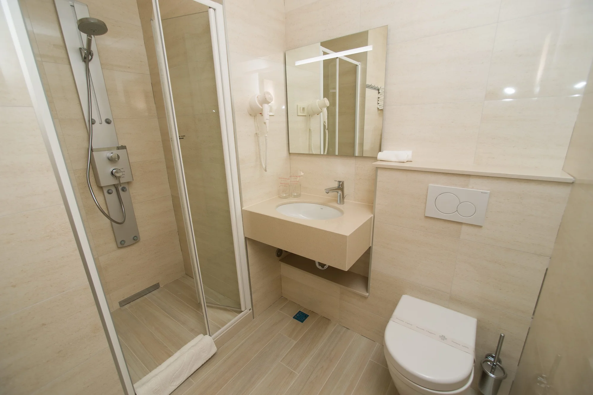 Makarská riviéra: 4* hotel se snídaní, polopenzí či plnou penzí, 3 minuty od pláže