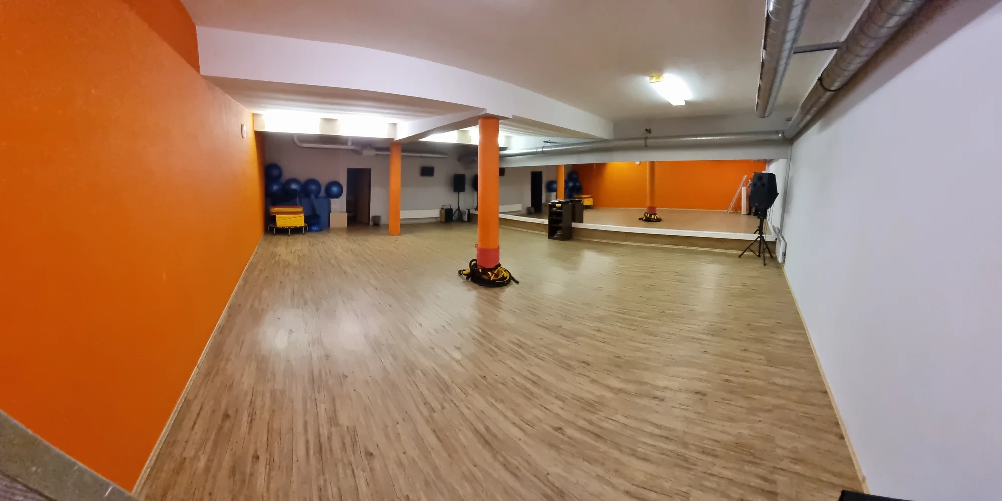 Hodina squashe nebo badmintonu ve sportovním centru Sportmax