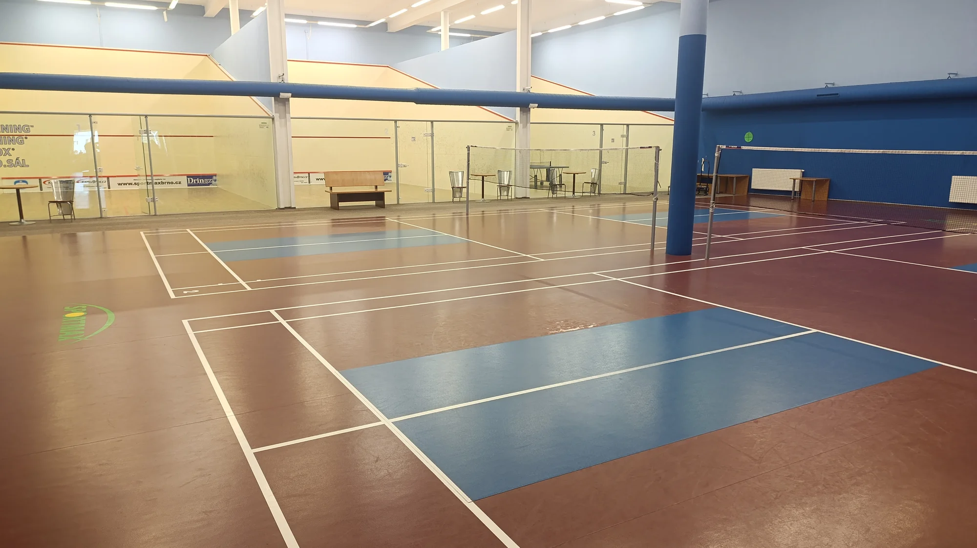 Hodina squashe nebo badmintonu ve sportovním centru Sportmax