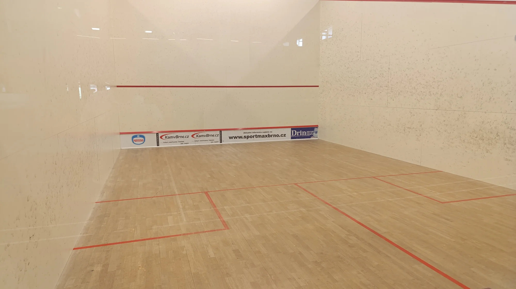 Hodina squashe nebo badmintonu ve sportovním centru Sportmax