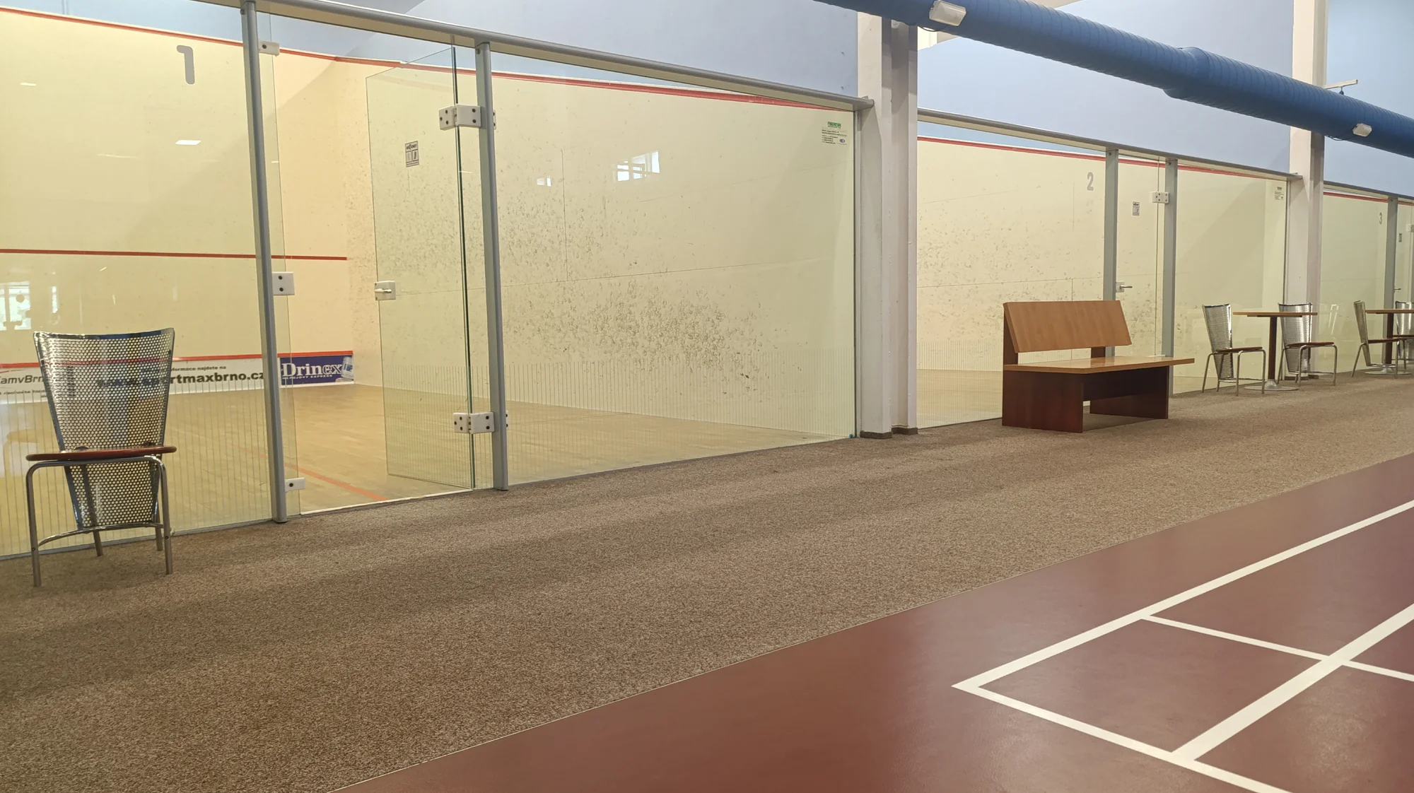 Hodina squashe nebo badmintonu ve sportovním centru Sportmax