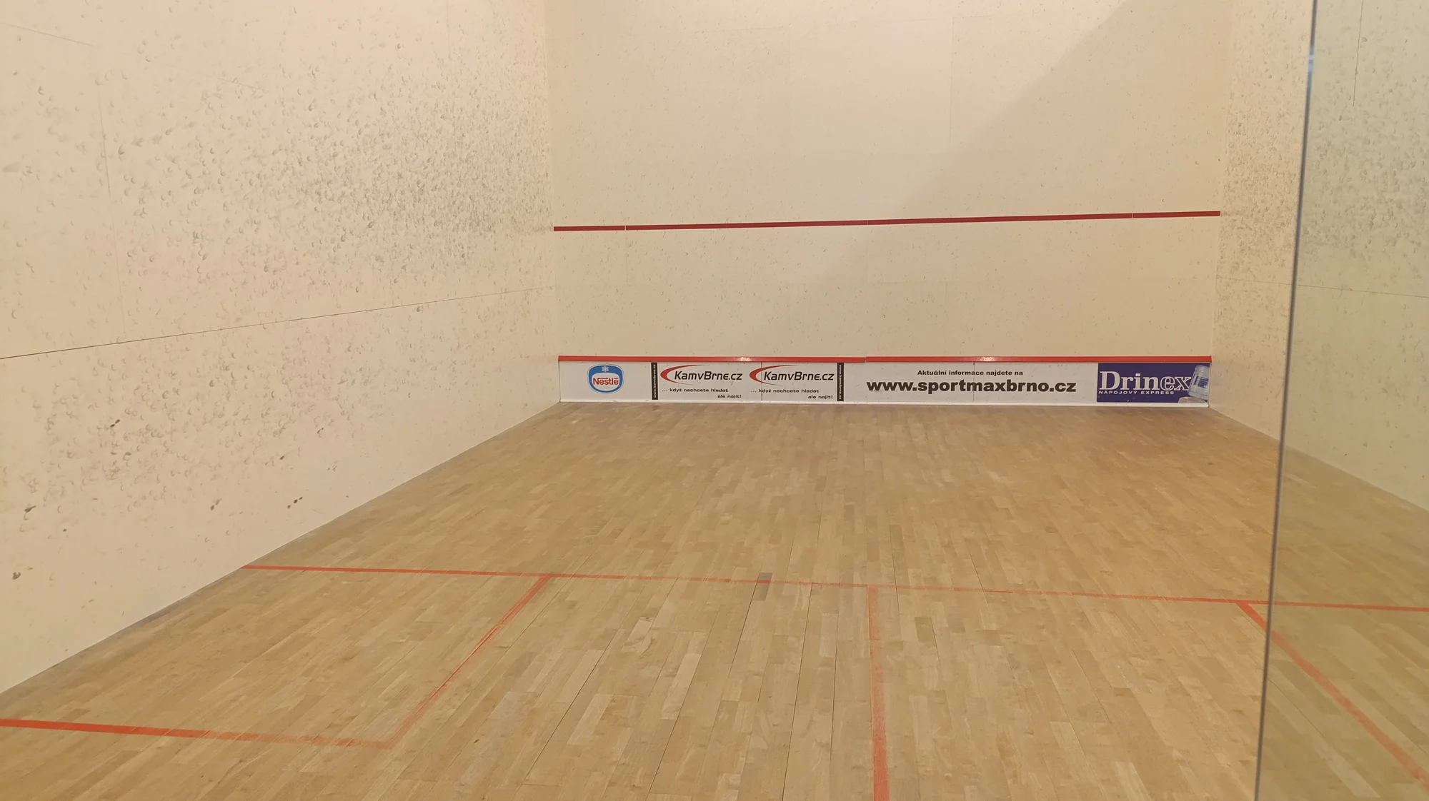 Hodina squashe nebo badmintonu ve sportovním centru Sportmax