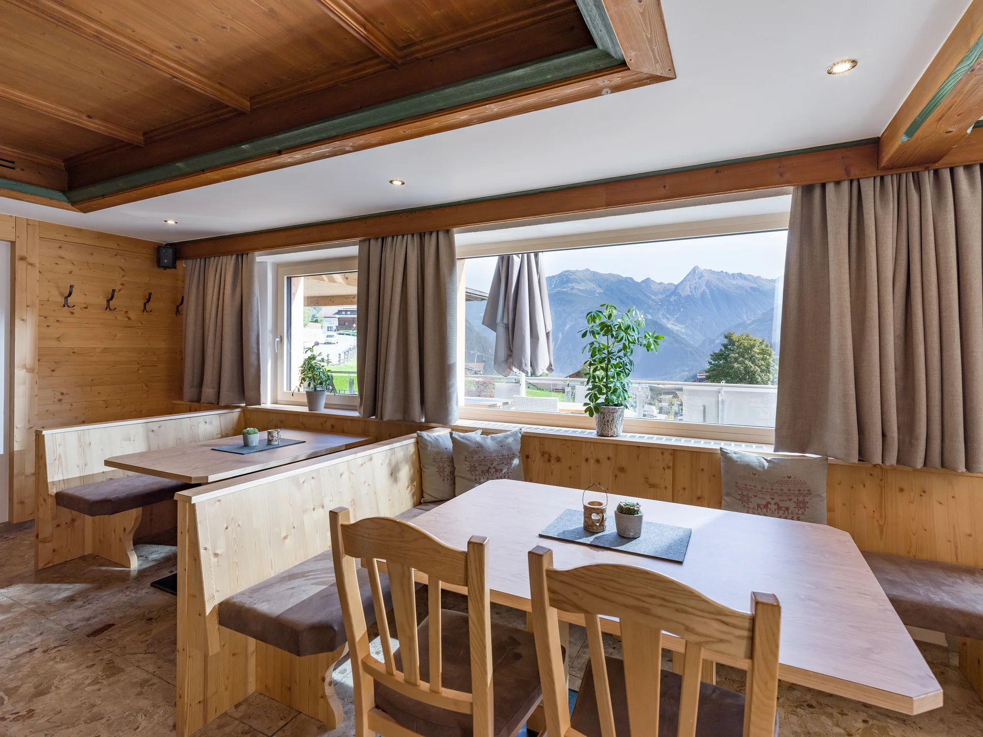 Dovolená v rakouském údolí Zillertal: horský hotel s polopenzí a saunovým světem