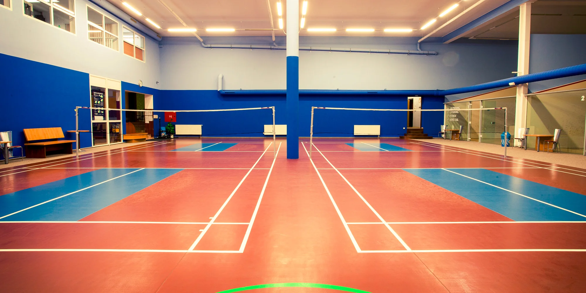 Hodina squashe nebo badmintonu ve Sportmaxu