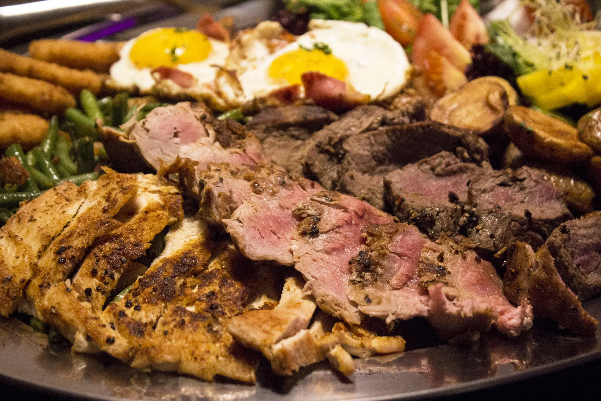 Mix grill: tři druhy masa, fazolky na slanině i cibulové kroužky