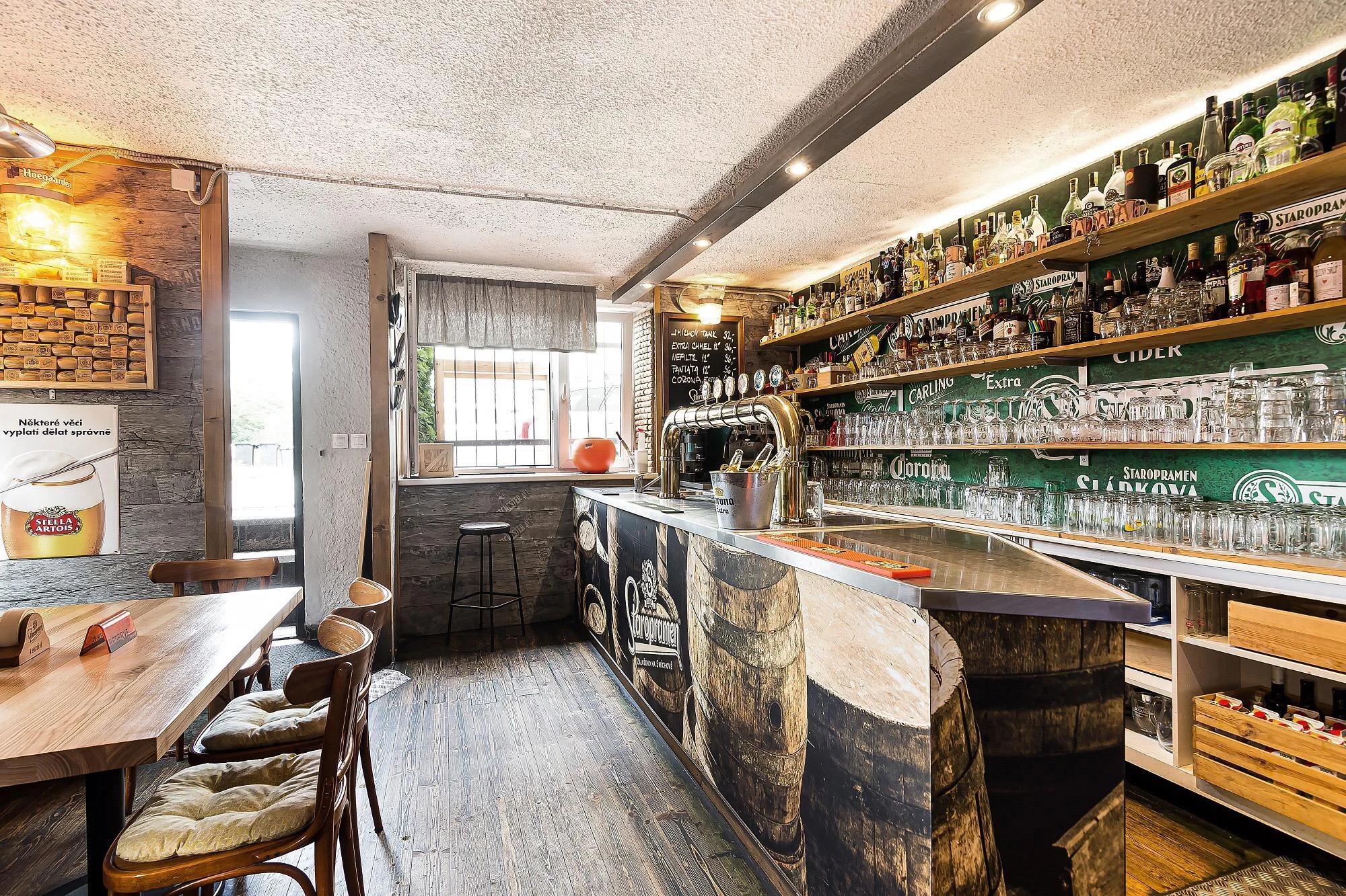 Mix grill: tři druhy masa, fazolky na slanině i cibulové kroužky