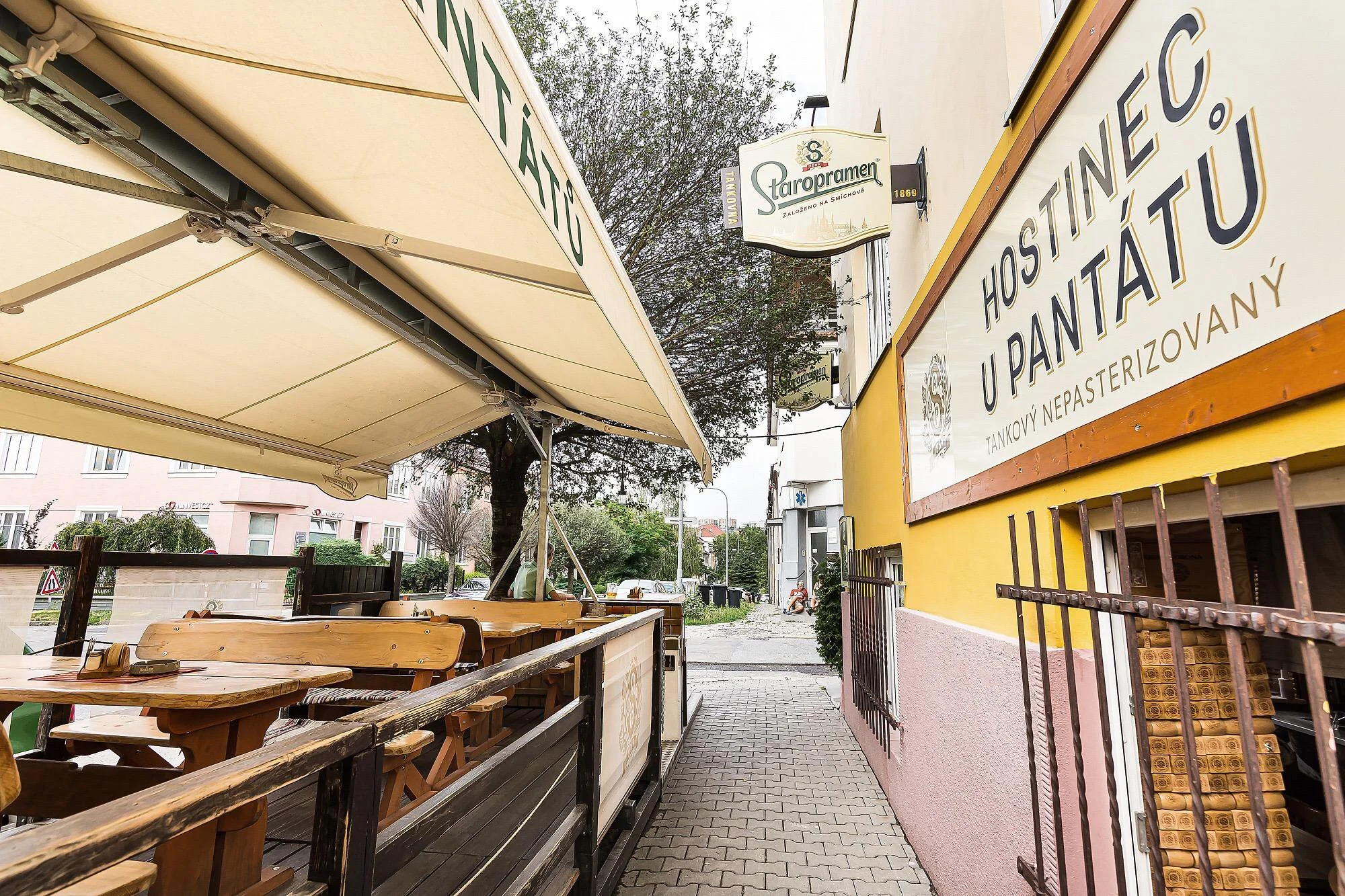 Mix grill: tři druhy masa, fazolky na slanině i cibulové kroužky