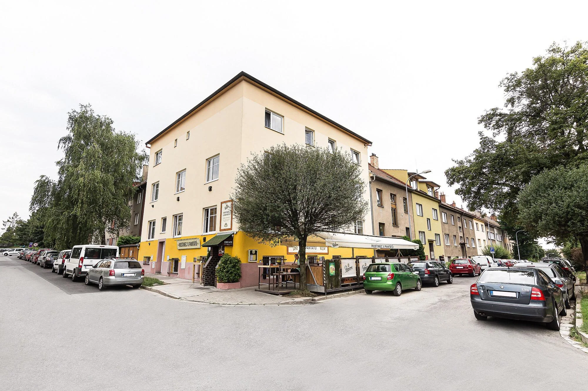 Mix grill: tři druhy masa, fazolky na slanině i cibulové kroužky