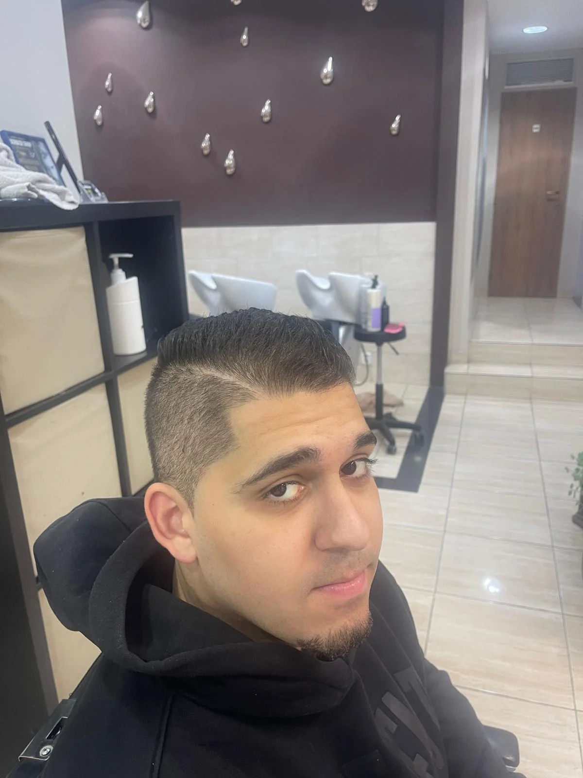 Barbershop na Václavském náměstí: pánský střih a úprava vousů od profesionála z Alžíru