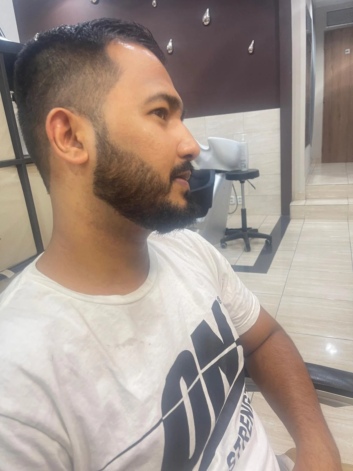 Barbershop na Václavském náměstí: pánský střih a úprava vousů od profesionála z Alžíru