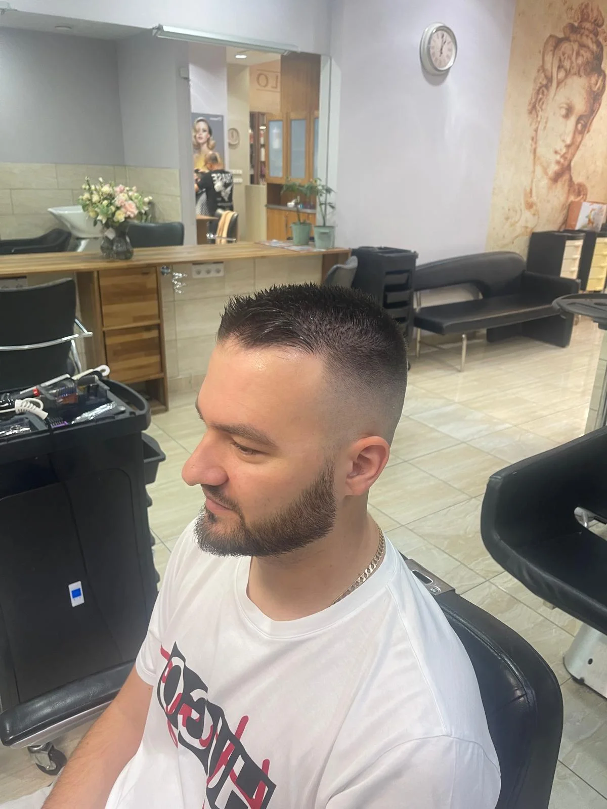 Barbershop na Václavském náměstí: pánský střih a úprava vousů od profesionála z Alžíru