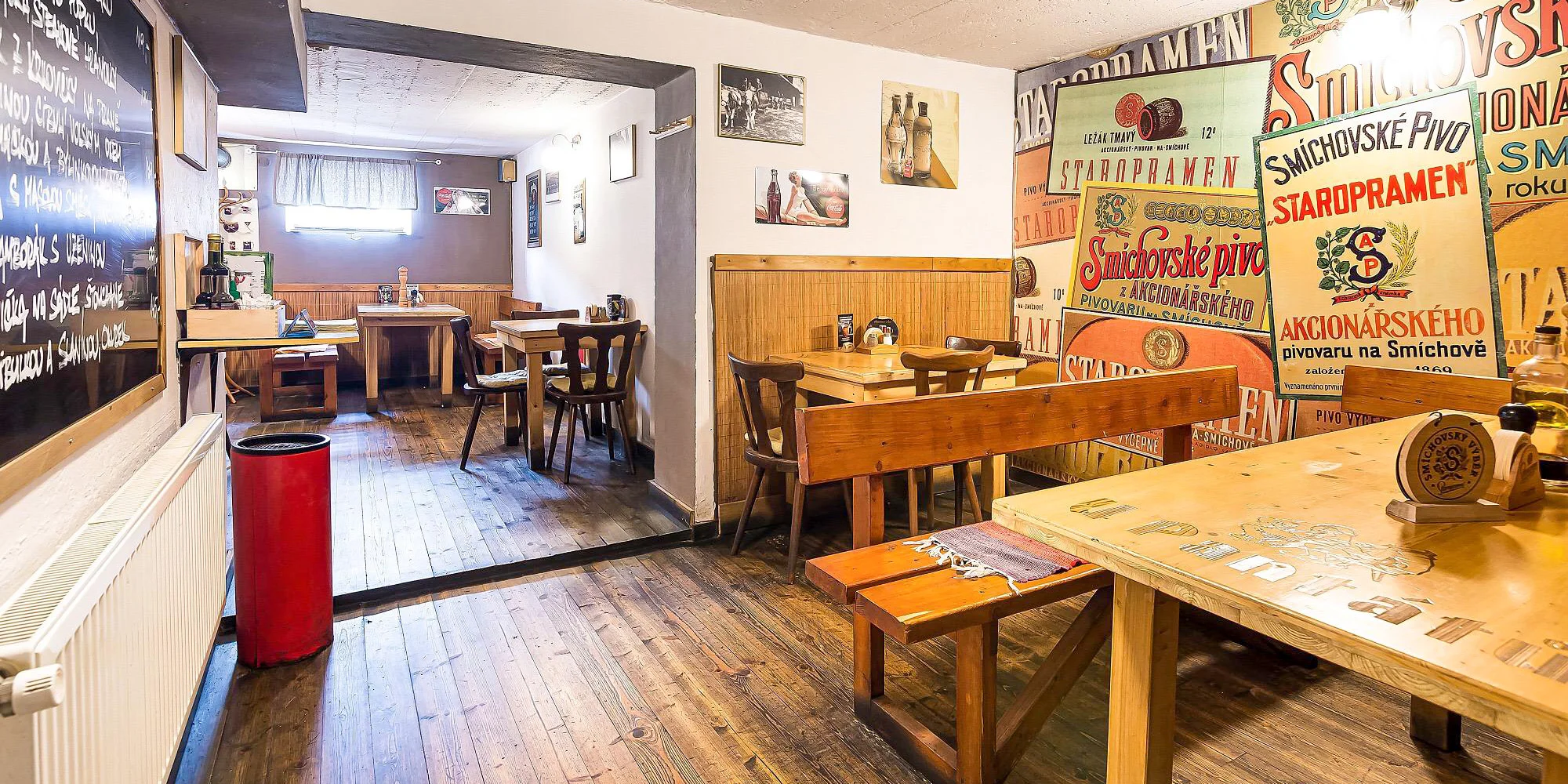 Mix grill: tři druhy masa, fazolky na slanině i cibulové kroužky
