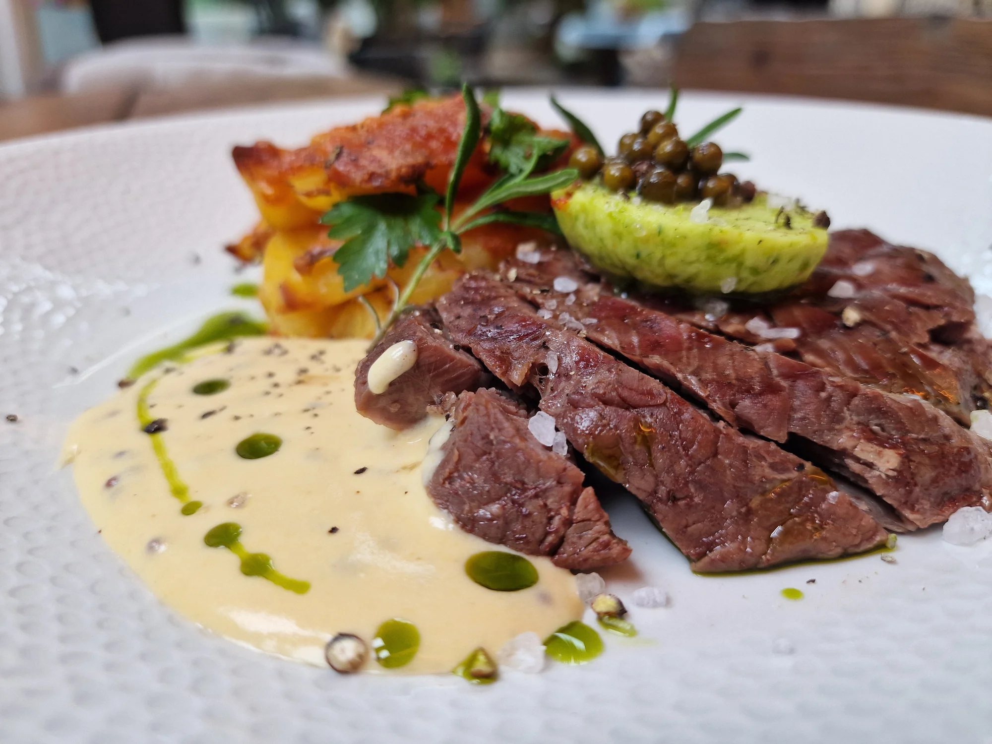 Tříchodové degustační menu pro dva: francouzský tatarák, hovězí steak, dezert a láhev prosecca