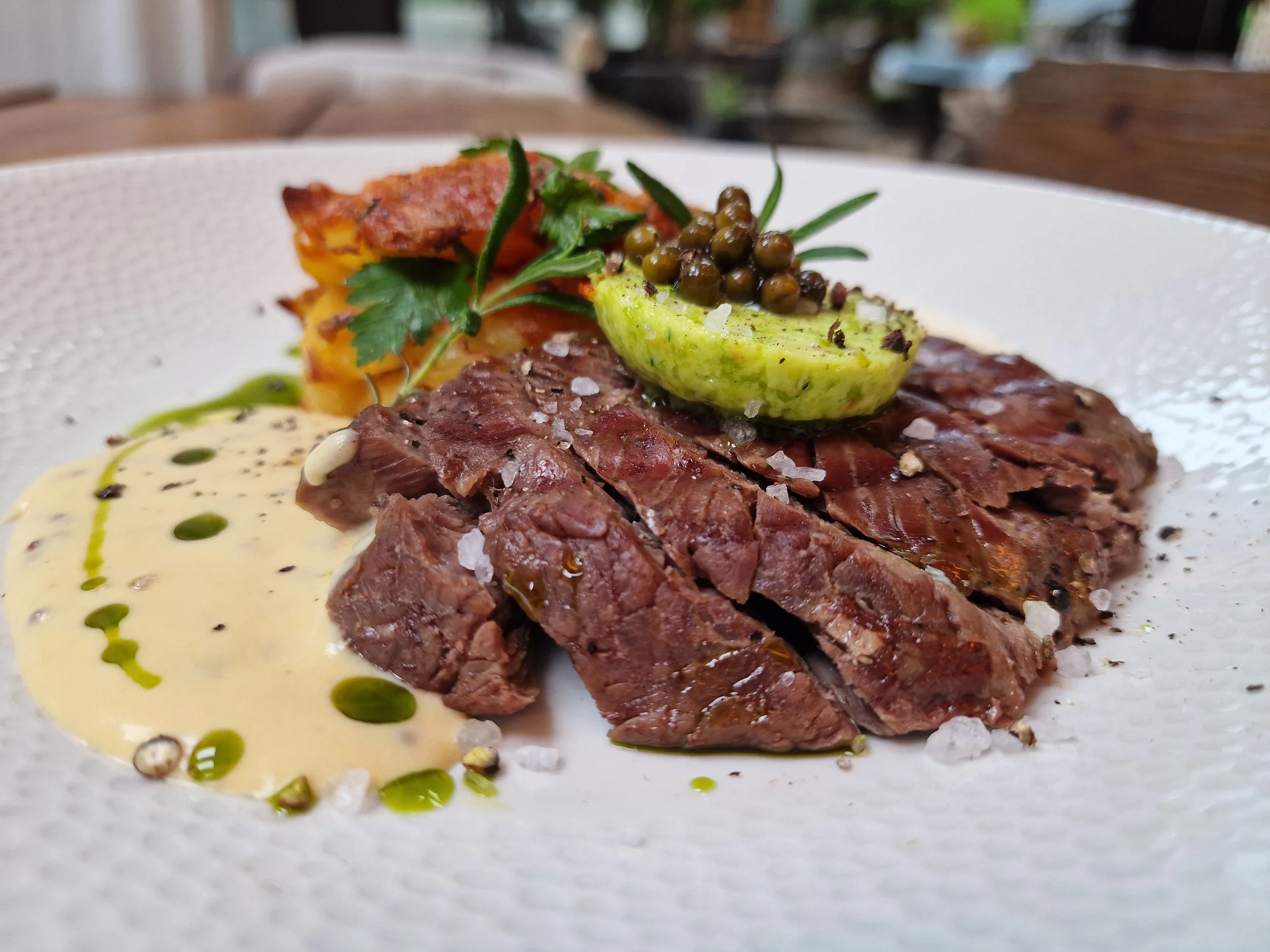 Tříchodové degustační menu pro dva: francouzský tatarák, hovězí steak, dezert a láhev prosecca