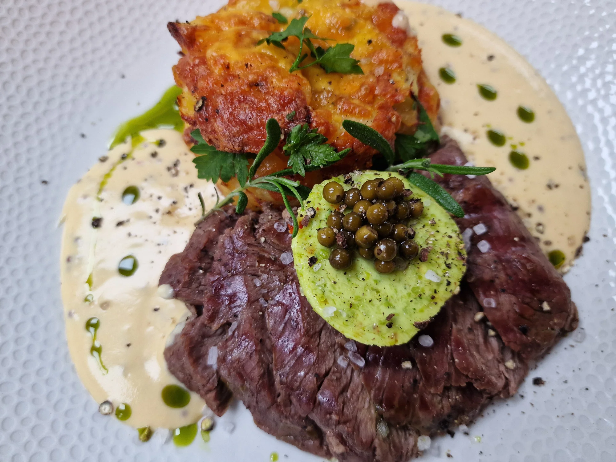 Tříchodové degustační menu pro dva: francouzský tatarák, hovězí steak, dezert a láhev prosecca