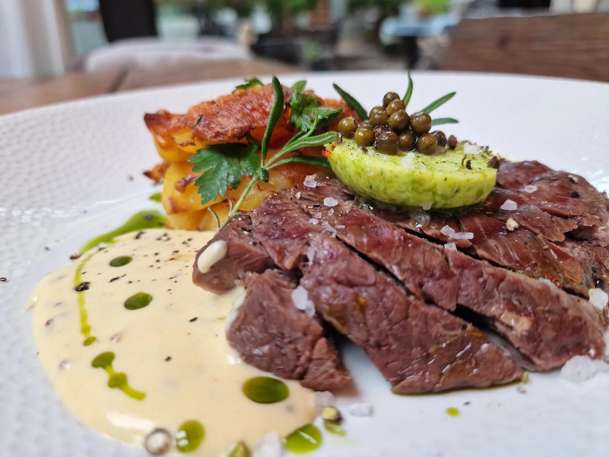 Tříchodové degustační menu pro dva: francouzský tatarák, hovězí steak, dezert a láhev prosecca