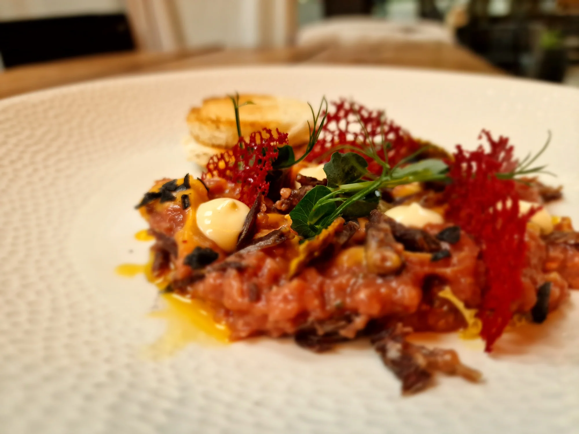Tříchodové degustační menu pro dva: francouzský tatarák, hovězí steak, dezert a láhev prosecca