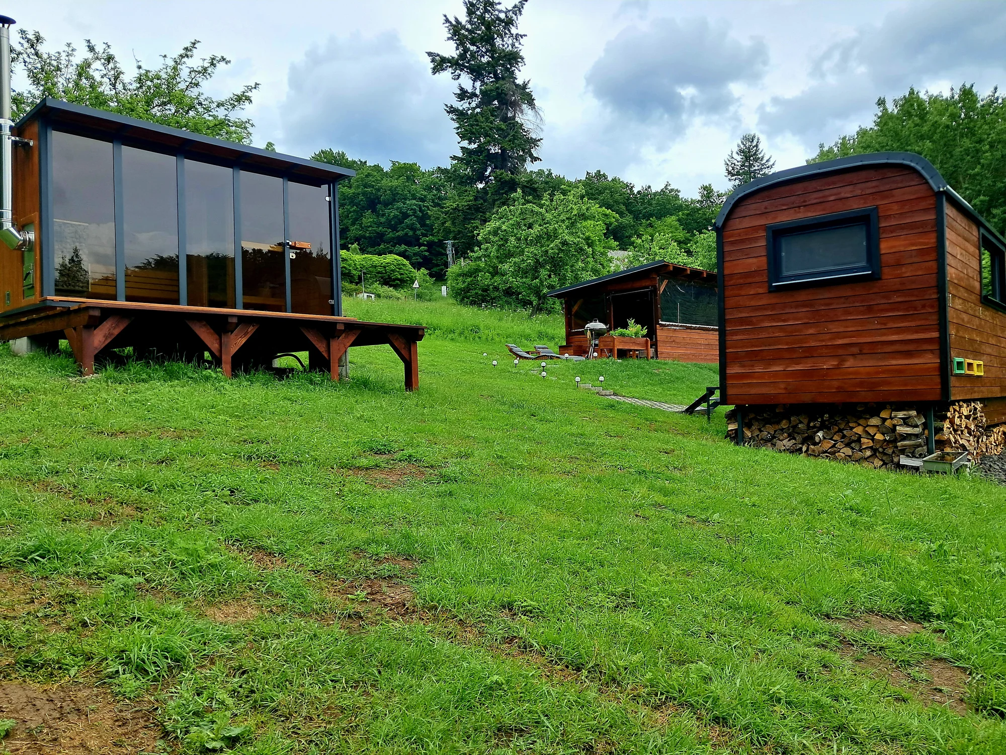 Netradiční ubytování v luxusně vybaveném včelíně s apiterapií jako bonus: finská sauna, možnost rybolovu, minibar