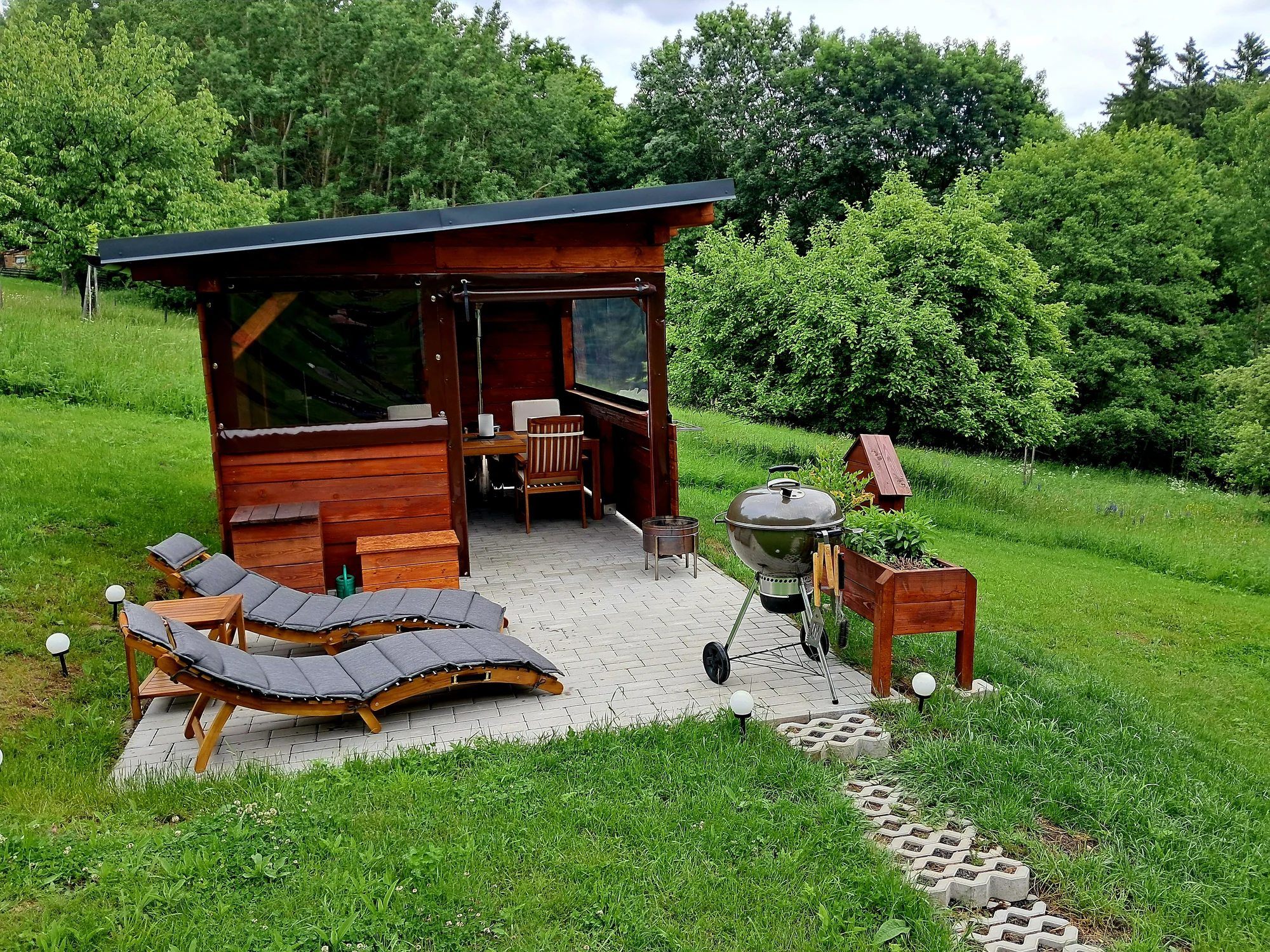 Netradiční ubytování v luxusně vybaveném včelíně s apiterapií jako bonus: finská sauna, možnost rybolovu, minibar