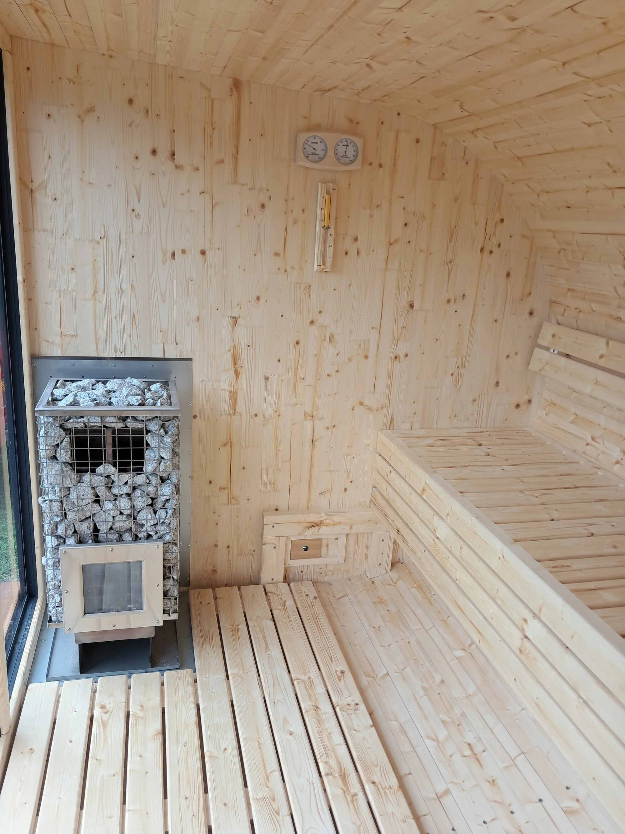 Netradiční ubytování v luxusně vybaveném včelíně s apiterapií jako bonus: finská sauna, možnost rybolovu, minibar