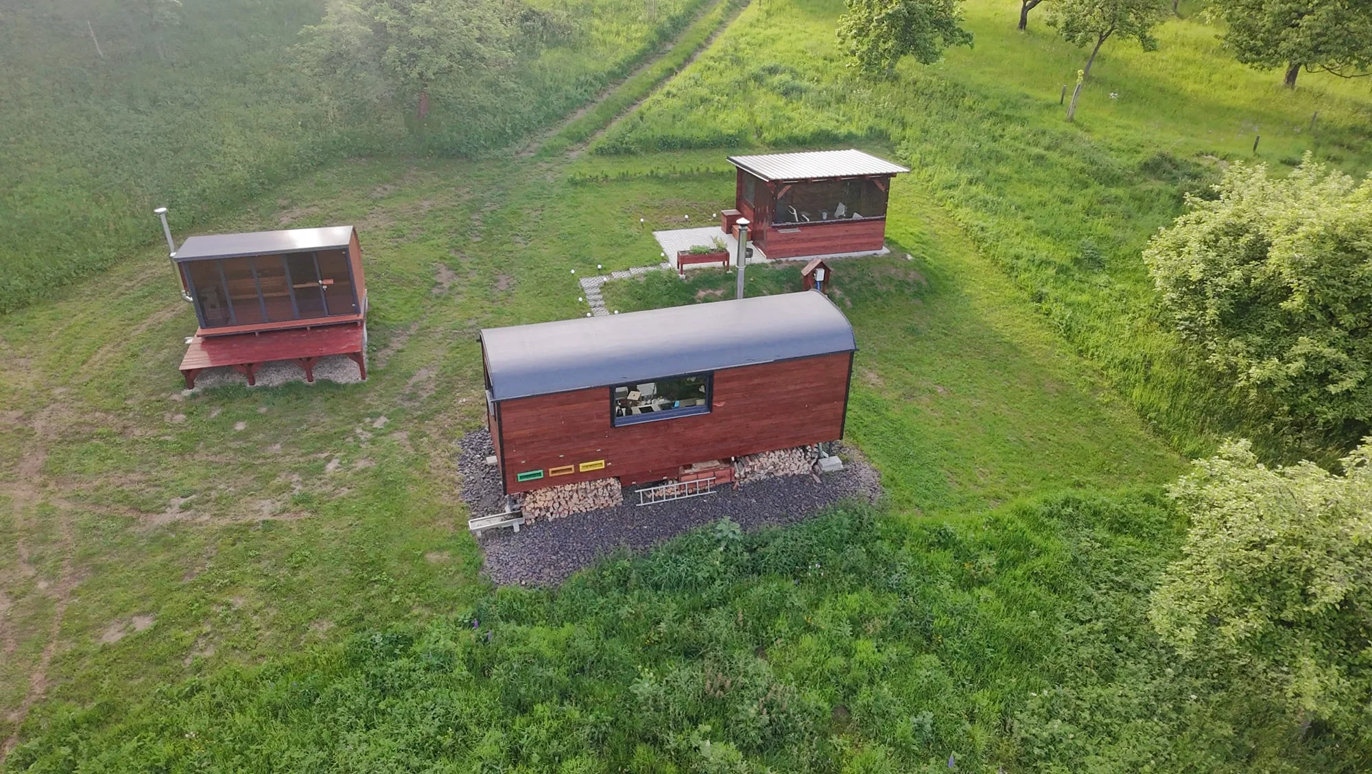 Netradiční ubytování v luxusně vybaveném včelíně s apiterapií jako bonus: finská sauna, možnost rybolovu, minibar