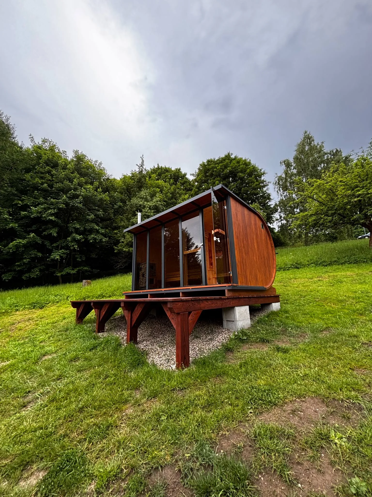Netradiční ubytování v luxusně vybaveném včelíně s apiterapií jako bonus: finská sauna, možnost rybolovu, minibar