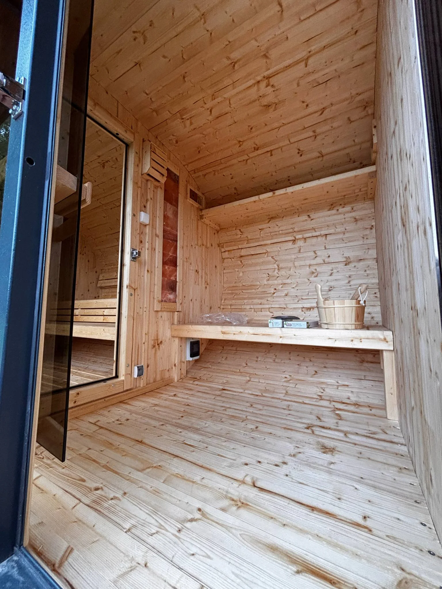 Netradiční ubytování v luxusně vybaveném včelíně s apiterapií jako bonus: finská sauna, možnost rybolovu, minibar
