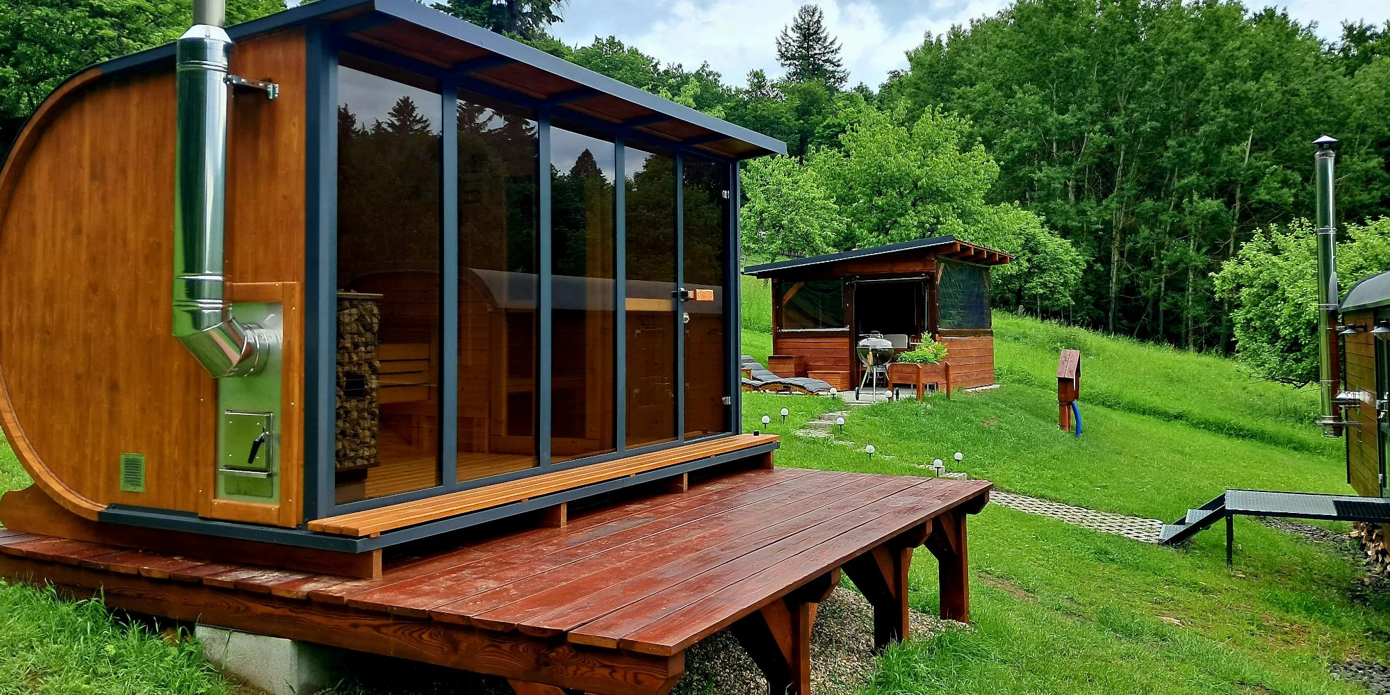 Netradiční ubytování v luxusně vybaveném včelíně s apiterapií jako bonus: finská sauna, možnost rybolovu, minibar