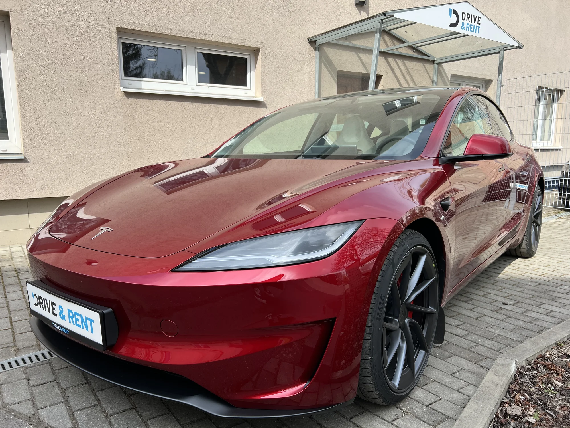 Zapůjčení Tesly Model 3 Performance – elektromobil, co vás ohromí