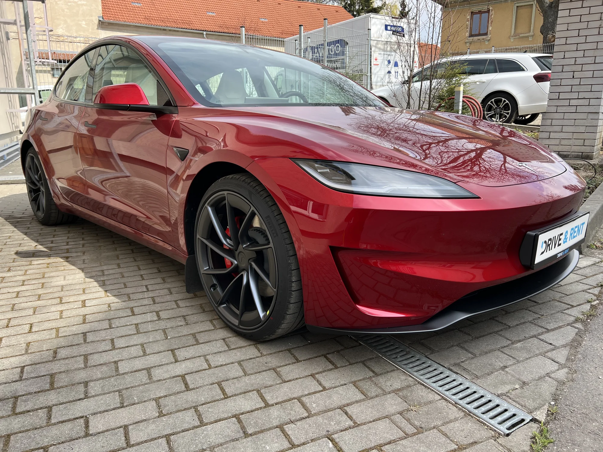 Zapůjčení Tesly Model 3 Performance – elektromobil, co vás ohromí