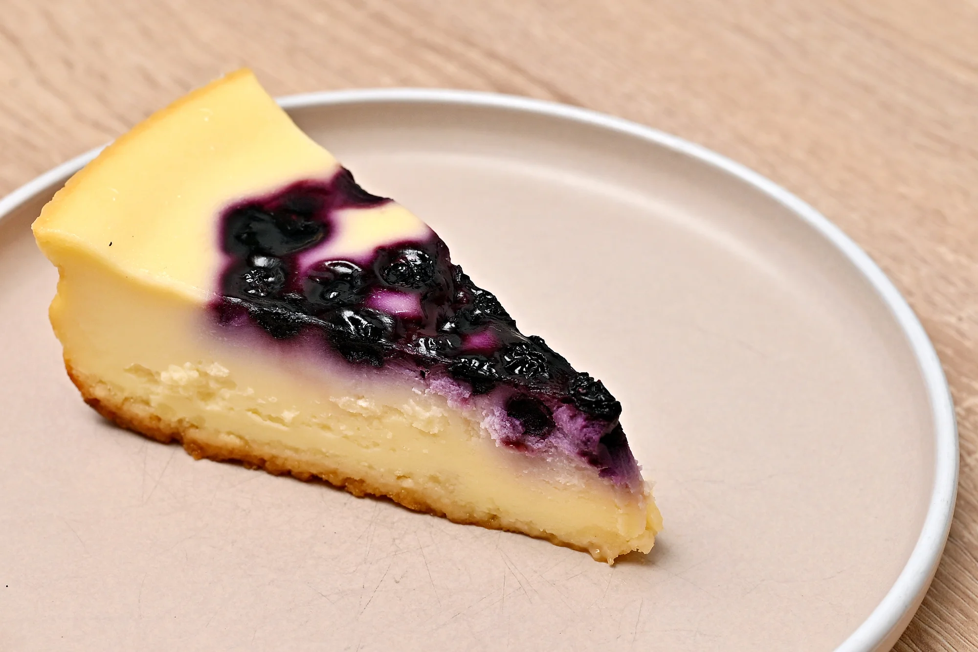 Nápoj a dort dle výběru v dejvické kavárně LT Cafe Prague: Red Velvet, medovník a další