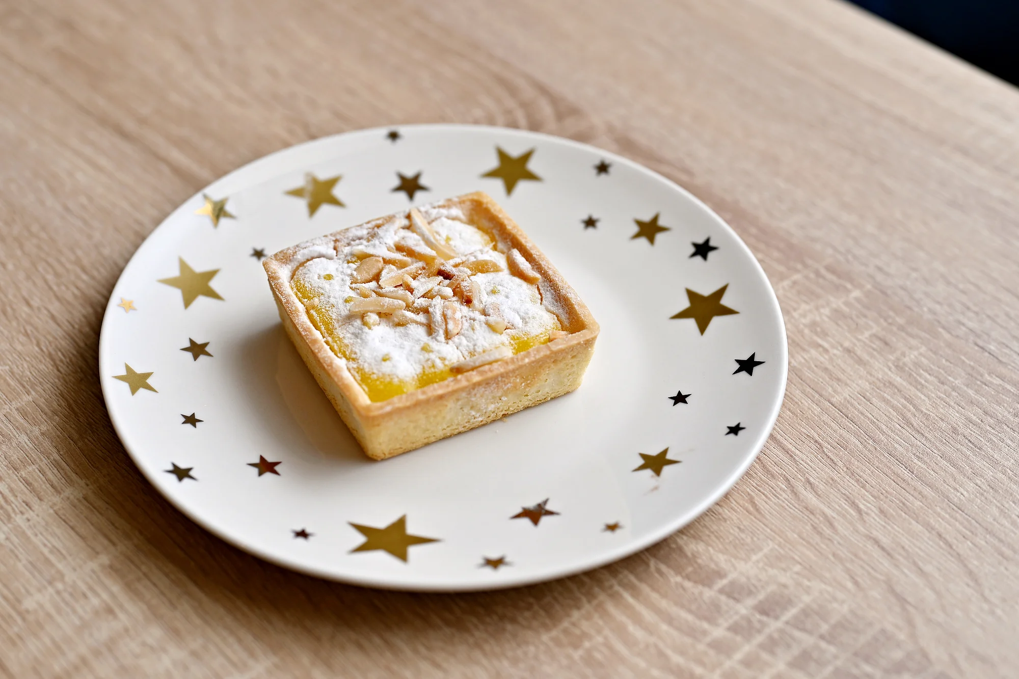 Nápoj a dort dle výběru v dejvické kavárně LT Cafe Prague: Red Velvet, medovník a další