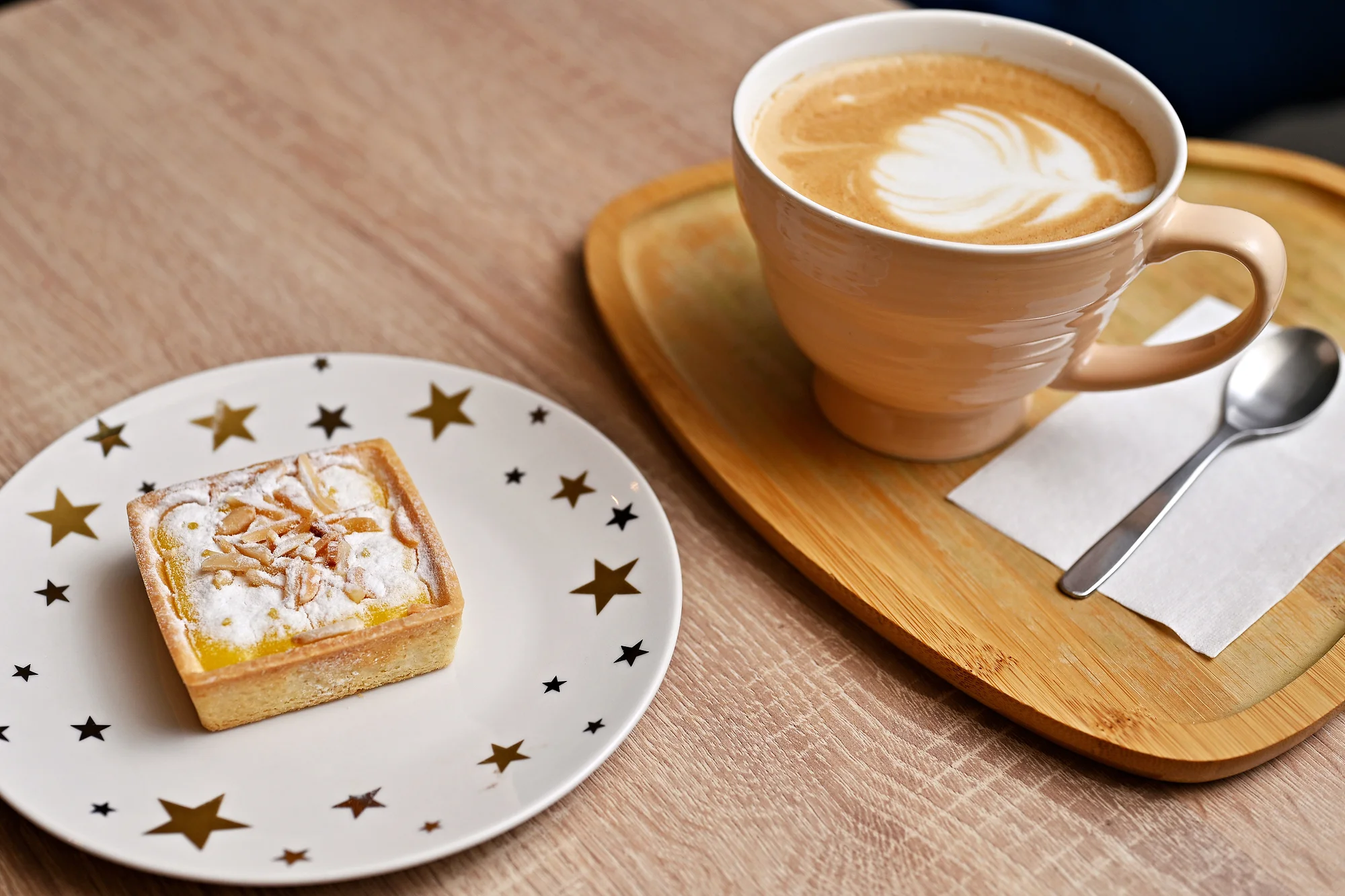 Nápoj a dort dle výběru v dejvické kavárně LT Cafe Prague: Red Velvet, medovník a další