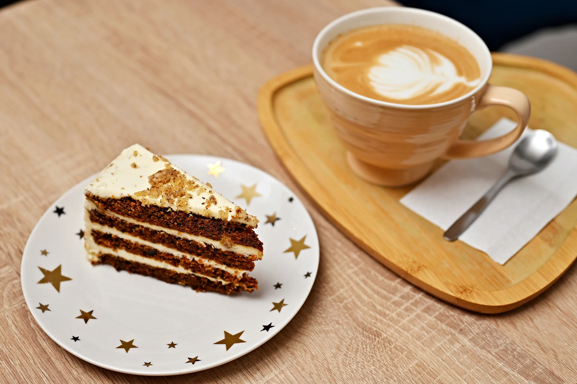 Nápoj a dort dle výběru v dejvické kavárně LT Cafe Prague: Red Velvet, medovník a další