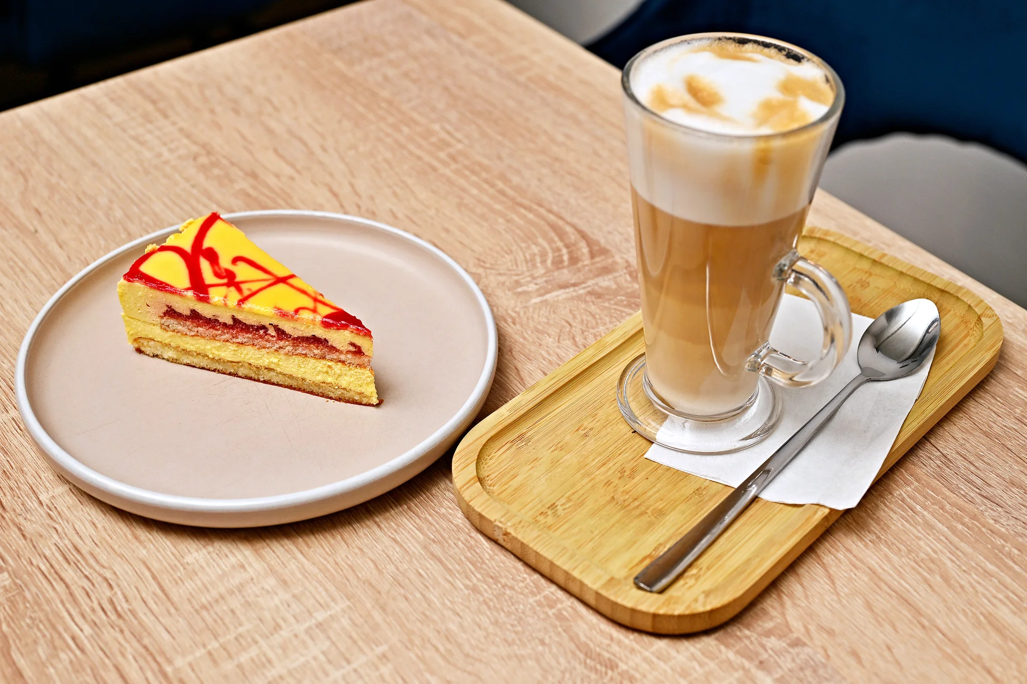 Nápoj a dort dle výběru v dejvické kavárně LT Cafe Prague: Red Velvet, medovník a další