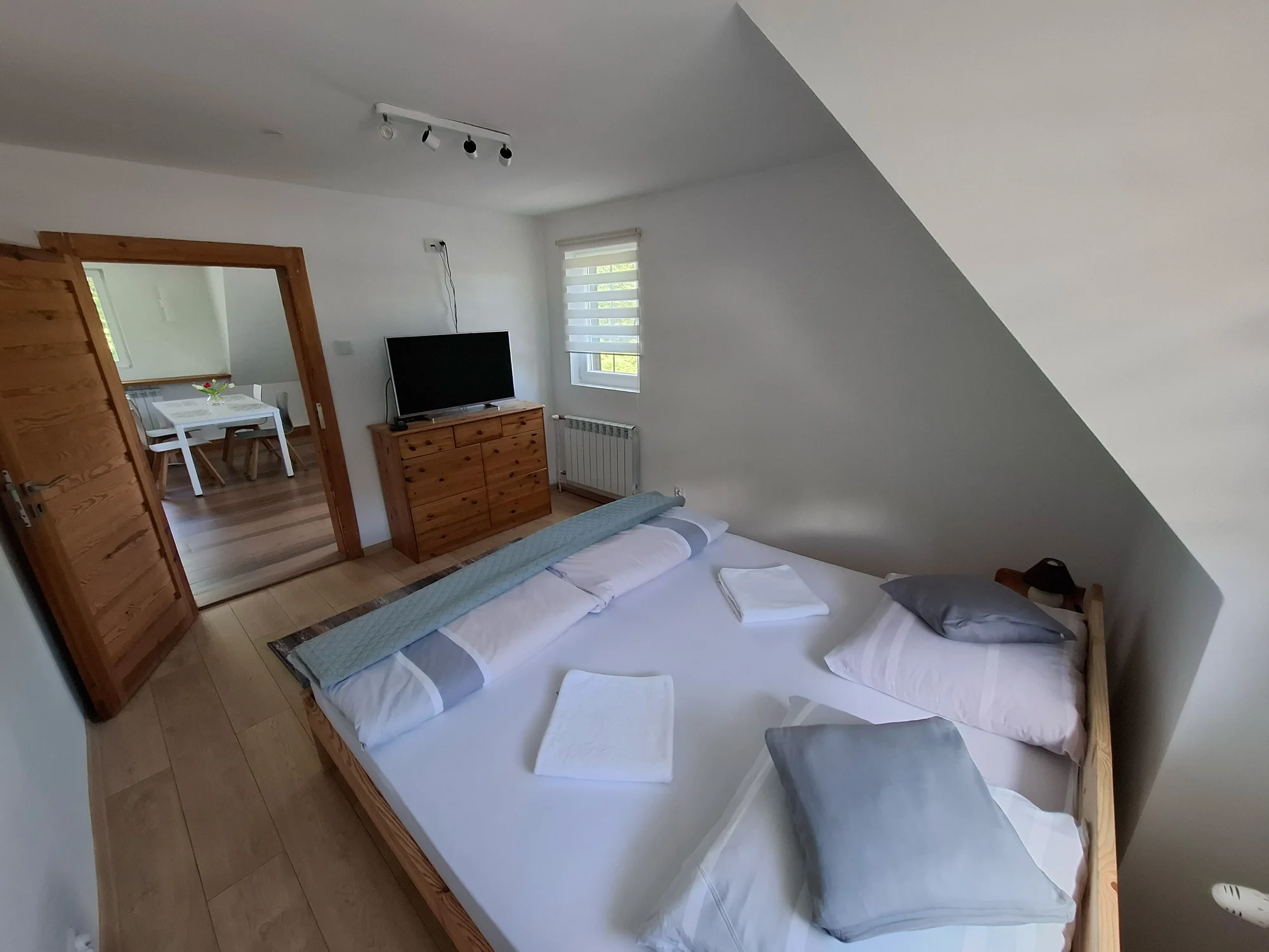 Chatová osada v polských Krkonoších: pokoje až pro 5 osob se snídaní, sauna