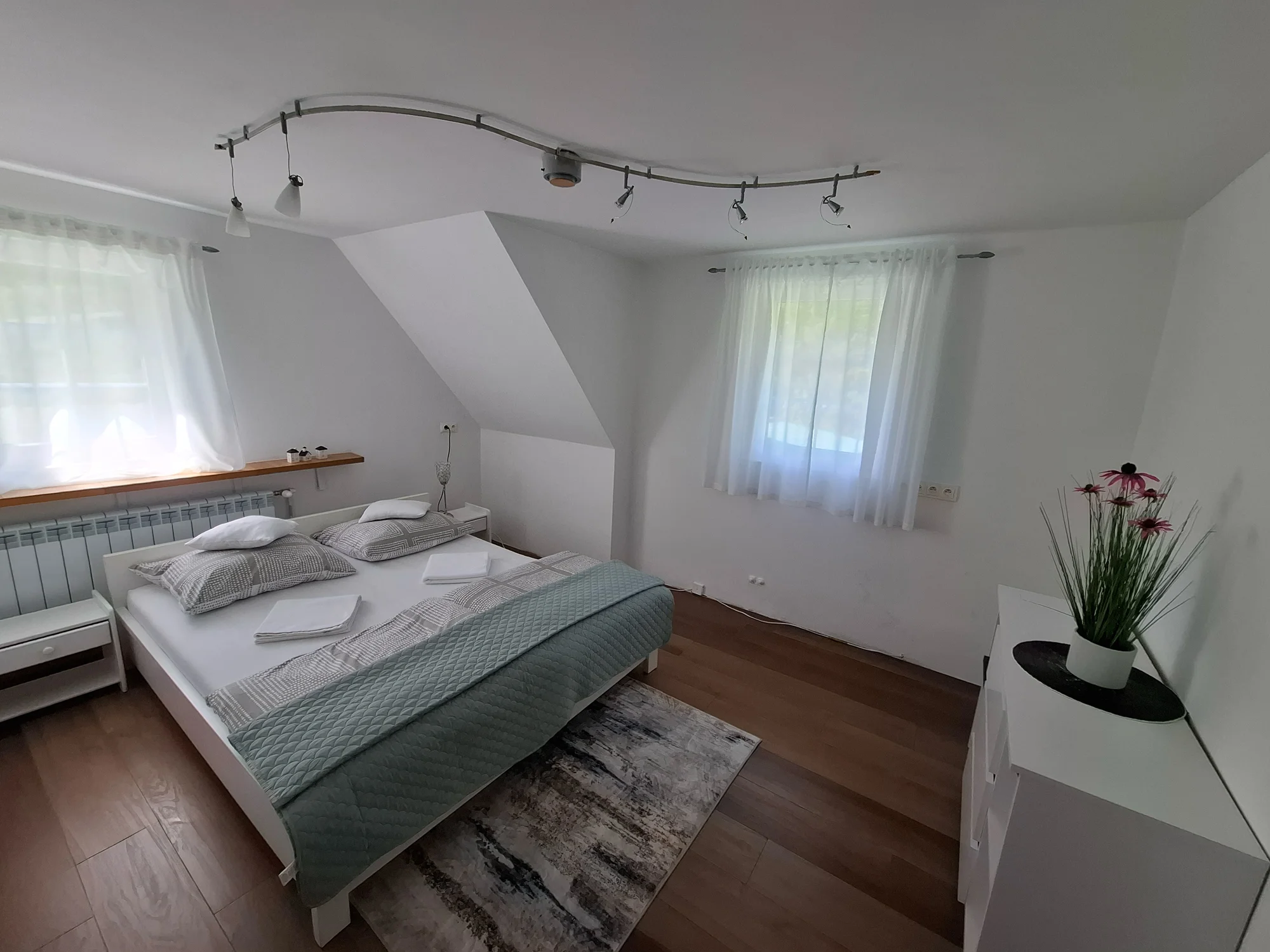 Chatová osada v polských Krkonoších: pokoje až pro 5 osob se snídaní, sauna
