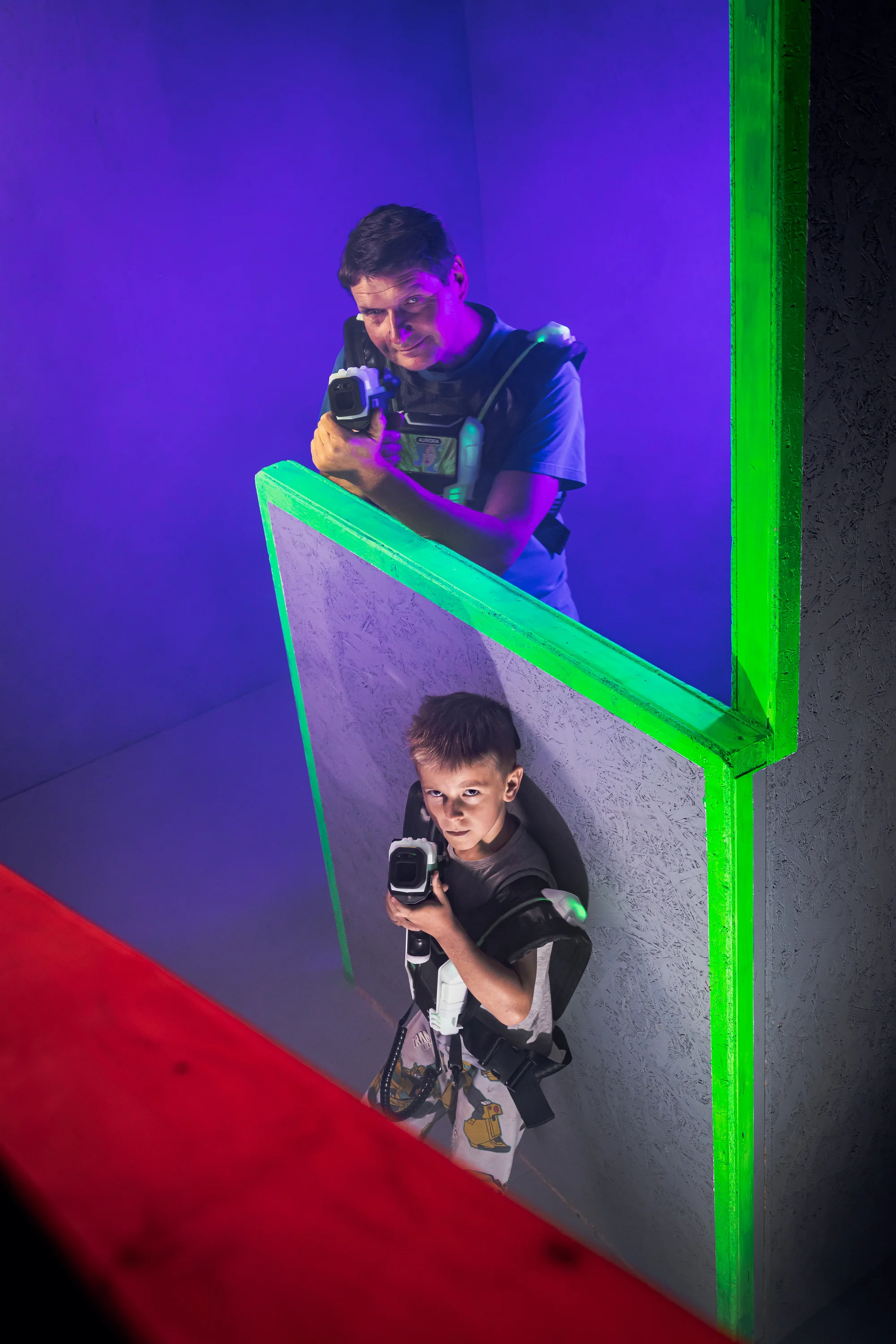 Voucher na laser game do unikátní arény Neon factory: 200–⁠⁠⁠⁠⁠⁠2000 Kč, moderní ovladače, vesty i prostředí